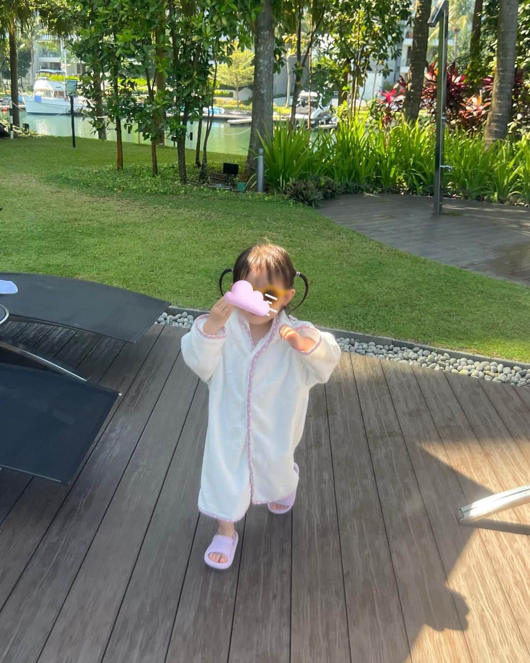 菊地亜美さんのインスタグラム写真 - (菊地亜美Instagram)「. 旅行投稿ラスト✈️  シンガポールの暑い気温の中でのプールは、本当に気持ち良くて何時間も入られちゃいました😮‍💨🛟 我が家は海よりプール派なので、他の予定をこなしつつ3回入ったよ😎👙  娘の水遊び用オムツを忘れてしまって、ホテルでお会いしたシンガポールに住んでる日本人ご家族に購入できるところを聞いたら、もう使わないのであげますよ〜！と言って、持ってきてくださいました😭💕 感謝でしかない😭🙏 娘同士の歳も近くて少し一緒に遊べました♡ 私のインスタやYouTubeも見てくださってるみたいで、この場を借りて改めてありがとうございます🥹🫶  そしてアドベンチャーコーブウォーターパークという大きいプールに行く予定が、2歳の娘はホテルのプールで充分すぎるくらい楽しんでたので予定変更😝🏝️ Wシンガポールのプールも混み合うことはなくゆったりしてるし、24時間空いてるのでいつでもいける♡  今回の旅で何が嬉しかったかって、娘がものすごく楽しんでた事🤣 毎日遊び疲れてばたんきゅう😵‍💫 朝起きてパリピ🤘🎧の繰り返しでした🌈笑  #子連れ海外旅行 #シンガポール旅行」5月17日 18時27分 - amikikuchi0905