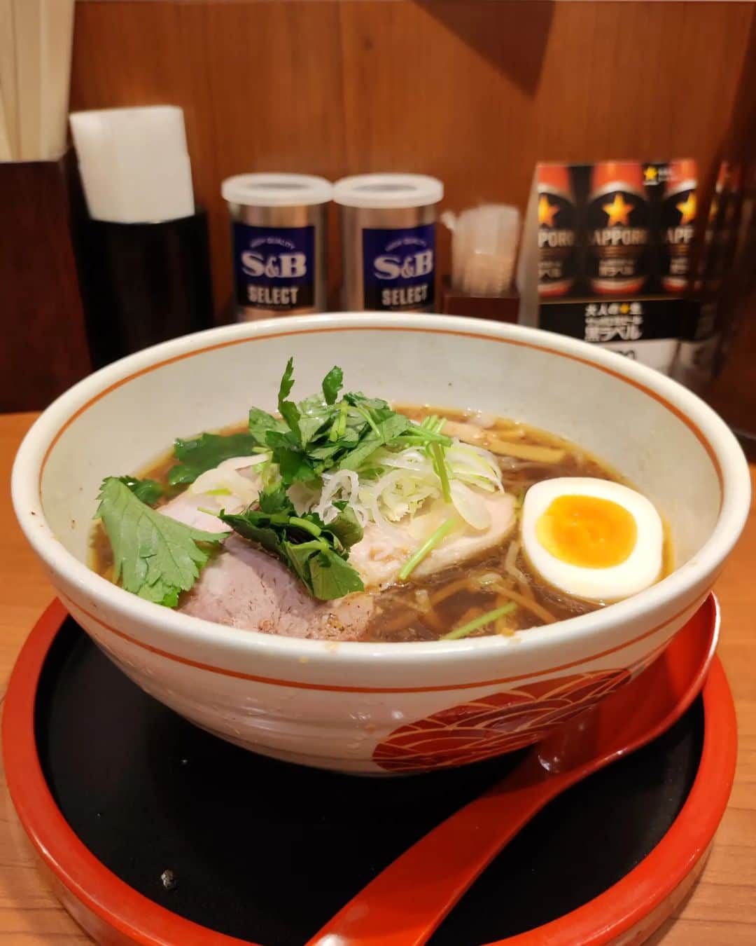 つけMen野郎のインスタグラム：「石臼挽き中華そば 富良野 とみ川(東京ラーメンストリート) 遅くまでやってくれているラースト有り難し。ふらっと富良野。スープは焦がしネギの風味があり、油分もしっかりとあってぐいぐいと食べさせる。石臼挽きの麺は張りがあって食感もある。結構三つ葉が多く、途中で三つ葉支配感あり。 限定麺の焙煎小麦の麺気になったなぁ。」