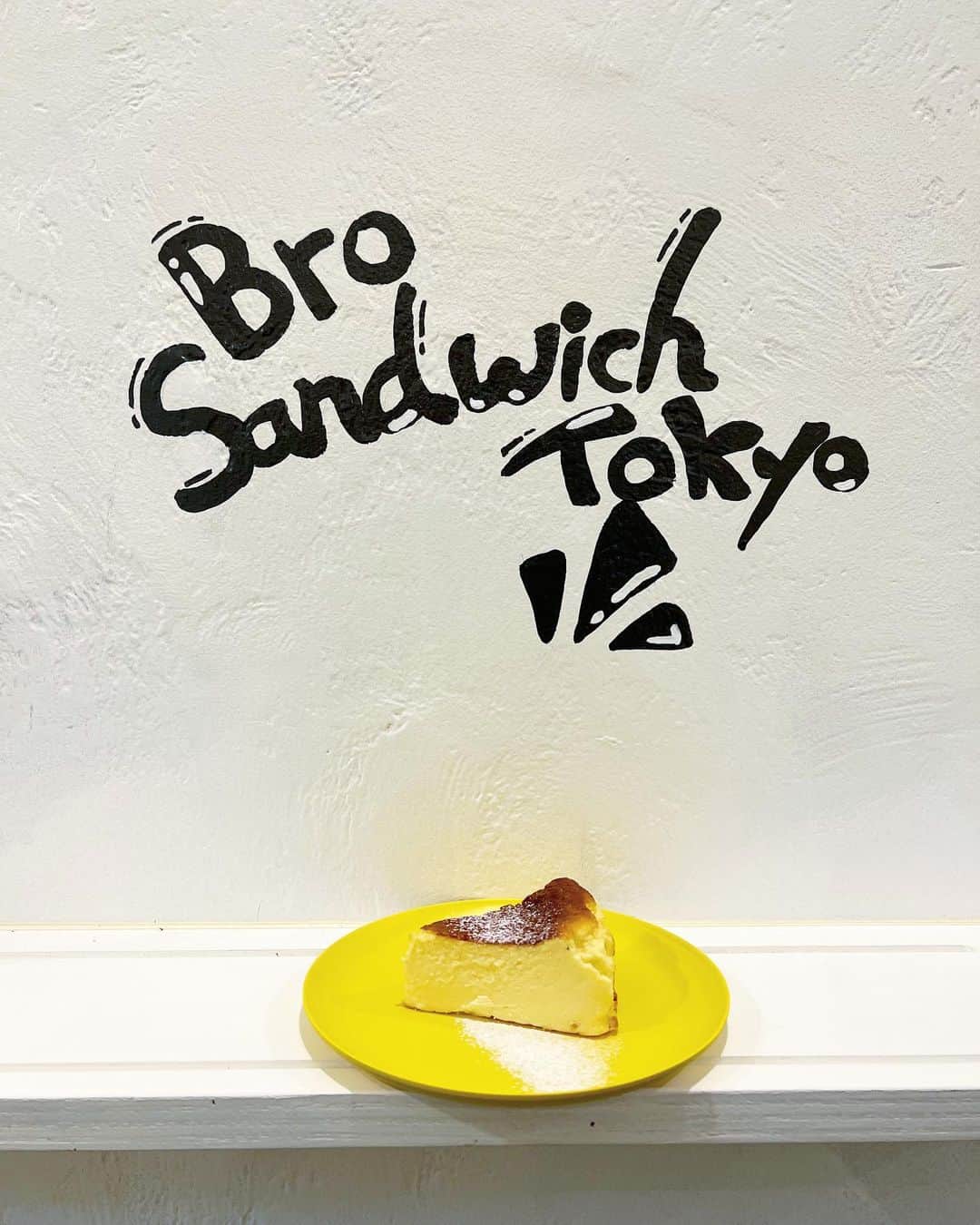 五位渕のぞみさんのインスタグラム写真 - (五位渕のぞみInstagram)「Airtistのウーゴさんの絵画完成PARTYへ🖼🌈@u_go_artist  ㅤㅤㅤㅤㅤㅤㅤㅤㅤ 代官山 にある#BroSandwichTokyo さん🥪🩵 @bro_sandwich_tokyo  @ryota_tanabe   ㅤㅤㅤㅤㅤㅤㅤㅤㅤ  ㅤㅤㅤㅤㅤㅤㅤㅤㅤ  💙Bro Sandwich Tokyo💙 （プロサンドイッチトーキョー） 03-5422-3634 東京都渋谷区代官山町13-8  https://tabelog.com/tokyo/A1303/A130303/13281552/  ㅤㅤㅤㅤㅤㅤㅤㅤㅤ  ㅤㅤㅤㅤㅤㅤㅤㅤㅤ  ㅤㅤㅤㅤㅤㅤㅤㅤㅤ  #ペット可 #犬同伴 #ペット可能 #東京カフェ #カフェ巡り #카페 #카페스타그램 #Cafe #代官山 #daikanyama #代官山カフェ #渋谷カフェ #代官山グルメ #代官山ランチ #サンドイッチ #代官山サンドイッチ #BLT #다이칸야마」5月17日 18時40分 - nonnon0319
