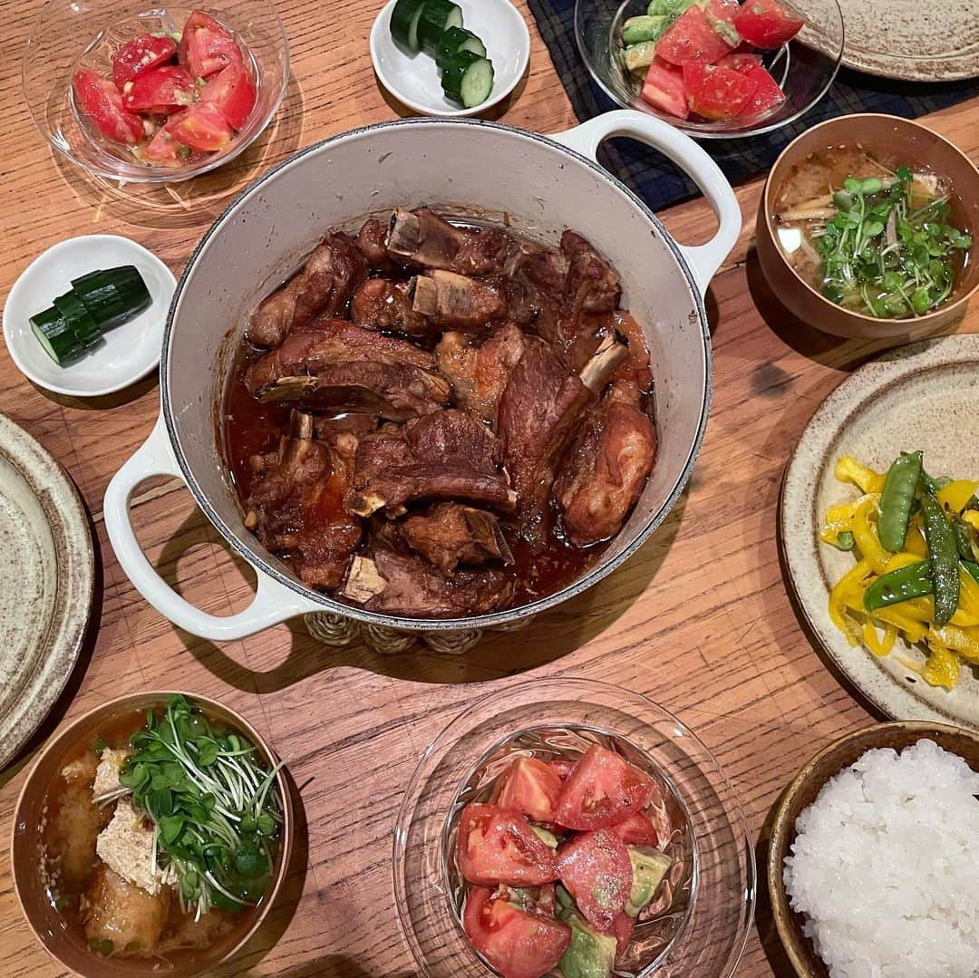 黄川田としえのインスタグラム：「\\ハニージンジャーガーリック&醤油麹スペアリブ//  タイトル悩んで長すぎました😂 要するに、はちみつ、生姜、にんにく、酒、醤油麹、醤油、水で煮たスペアリブです。  もう、これさえ作っておけば子は満足なんだけど バラ肉だから脂が気になってなたまにしか作らない。 特にリーちゃんが大好物なのでたまにはね、作ってあげたい。  🌝豚スペアリブはなるべく赤身が多いところを選んでます。 豚肉は汚れやアクを除くために、初めに熱湯でさっと茹でこぼしました。 こうするとアクもたくさん取れ臭みが消え、煮るときにアクを取る必要もないです。 お鍋も綺麗に洗ってから料理開始。  🌝鍋に豚肉を入れて、 はちみつ、すりおろした生姜、 潰したにんにく、酒、醤油麹、お水を入れ（写真3） 醤油麹が少なそうだったから醤油を加えました。ぜんぶ目分量🙌（写真4）  🌝蓋をして２０分煮たら、蓋を開けて上下の肉を入れ替えて。（写真6）  🌝更に蓋をして２０分。  🌝蓋をとって少し煮詰める感じで１０分。（写真7）  出来上がり！  はちみつだからほんのり甘くて、にんにくと生姜のGGコンビはやっぱりすごいなと思わせる旨みを出してくれる。ほろっほろでお肉が柔らかくて煮るだけで美味しくなります。  圧力鍋ある方はもっと時短でできますね〜。  たくさん煮たから、今朝は刻んでチャーハンに！  #tottogohan  #スペアリブ煮込み #トマトアボカドレモンサラダ #さやいんげんとパプリカのクミン炒め #抗酸化作用 #ぬか漬け#発酵食品 #発酵ごはん」