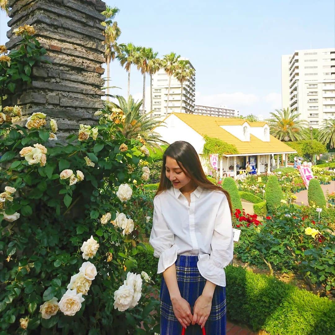 のインスタグラム：「こんばんわ😊 お写真は数年前の本日😊 . . バラ園に行っていたみたい😊 . . またいつか逢う日まで😊 . . #バラ園　#バラ　#お花すきな人と繋がりたい 　#過去pic #春コーデ　#スカートコーデ　#旅行コーデ #yoga#筋トレ#ダイエット#ボディーメイク #筋トレ女子#ダイエット仲間募集　 #京都　#kyoto  #kyotojapan　 #京都散歩」
