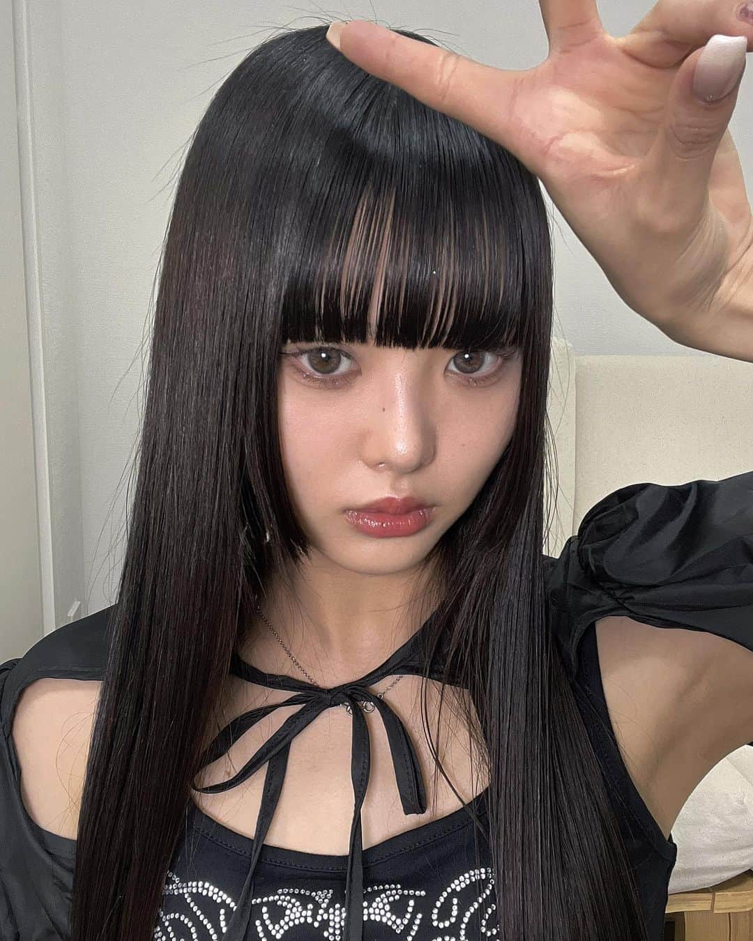 きりざきまいのインスタグラム：「. みきぽんさんプロデュースのカラコン🖤めちゃ盛れるし透明感やばすぎる〜〜！ 写真はピュレグレージュ、メープルミルク、ポムカヌレ、メローストロベリーの順でカラコン付けてる^_^」