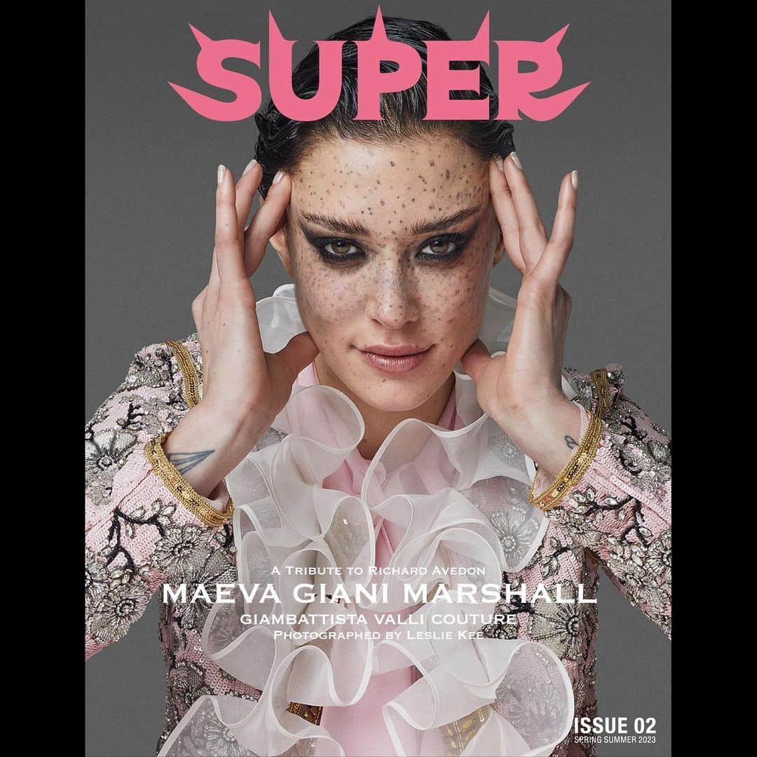 レスリー・キーさんのインスタグラム写真 - (レスリー・キーInstagram)「Super Magazine @supermagazinenyc  ★ 2023SS issue 02★  「A Tribute to Richard Avedon」 Celebrating on 15 May 2023, the 100th Birthday of legendary photographer Richard Avedon !  @avedonfoundation #richardavedon #avedon100 #superavedon #supermagazinenyc #lesliekee   MAEVA GIANI MARSHALL @maevamarshall   Photographed by @lesliekeesuper  Styling by @yyuuaannqqiiaann  Hair by @taan_doan  Makeup by @adamdecruz using @adc.beauty  Movie Filmed & Edited by @kevin_pineda_  Photo assistant @edwardkwendt  Photo Retouching by Fight Club Location :  @studio.labriquerouge  Special thanks @theyasminesassy @elitemodelworld @kcdworldwide  Wardrobe @giambattistavalliparis   @x8_gallery @asahi_fashion #giambatistavalli #maevagianimarshall」5月17日 18時42分 - lesliekeesuper