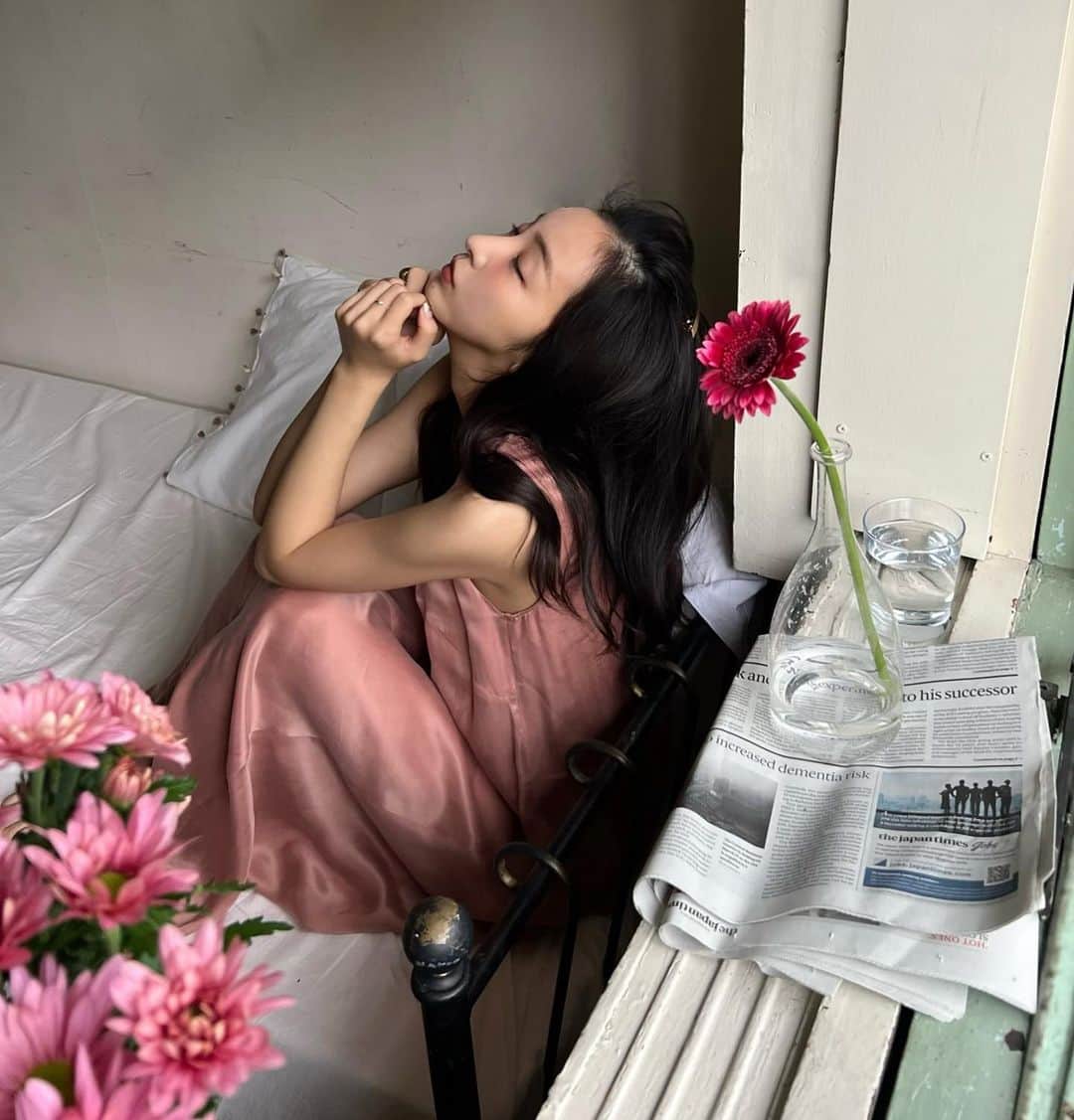 板野友美さんのインスタグラム写真 - (板野友美Instagram)「お花に囲まれて🌷🎀💗  pinkのきぶん  なんまいめ？🩰」5月17日 18時43分 - tomo.i_0703
