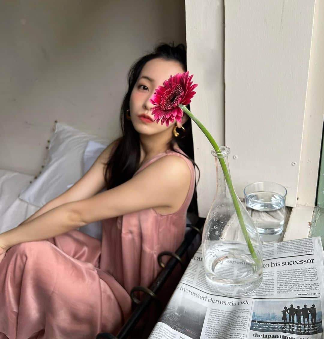 板野友美さんのインスタグラム写真 - (板野友美Instagram)「お花に囲まれて🌷🎀💗  pinkのきぶん  なんまいめ？🩰」5月17日 18時43分 - tomo.i_0703