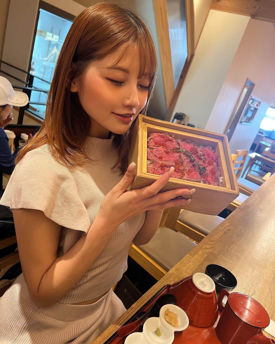 まりんさんのインスタグラム写真 - (まりんInstagram)「席あくまで並んで食べたごはんおいしすぎた🍖  みんなのすきな食べものなーに？  #肉寿司  #京都グルメ #京都牛光」5月17日 18時46分 - marin_burlesque