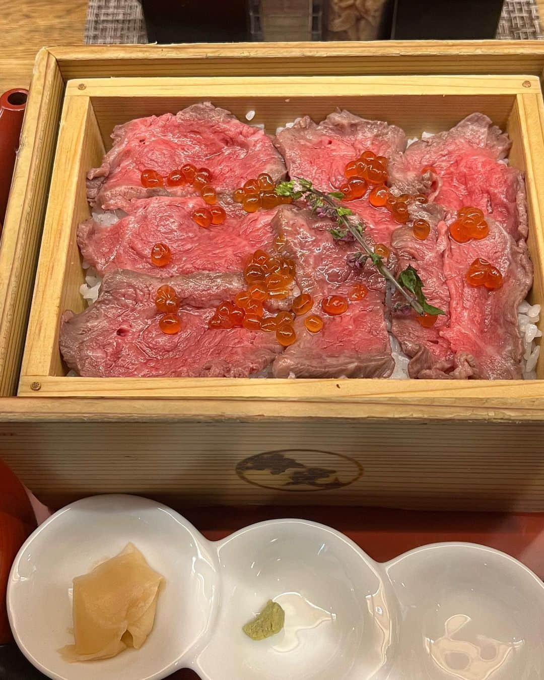 まりんさんのインスタグラム写真 - (まりんInstagram)「席あくまで並んで食べたごはんおいしすぎた🍖  みんなのすきな食べものなーに？  #肉寿司  #京都グルメ #京都牛光」5月17日 18時46分 - marin_burlesque