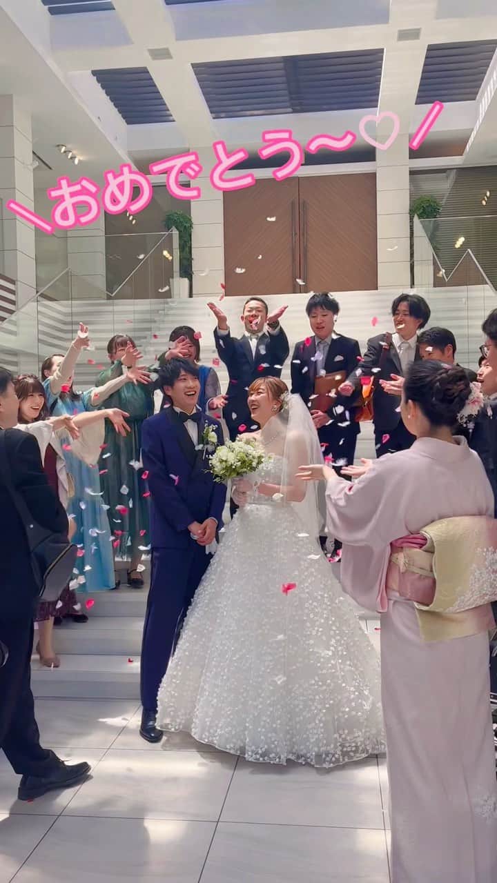 のインスタグラム：「大好きなゲストに囲まれた中、一斉フラワーシャワー！ とっても幸せそうな新郎様と新婦様を見て ゲストの皆様もほっこり☺️  写真映えもバッチリな一斉フラワーシャワーは 少人数の結婚式にもオススメです♡  -———————————  公式HPでは卒花嫁さまの 挙式実例！ #ウエディングレポート を公開中◆* ▼詳しくは @the_leaves_premium_terrace TOPページよりご覧ください*  -———————————  #ふたりの未来を探す旅 #dearswedding#ザリーヴスプレミアムテラス #群馬結婚式場#群馬結婚式#高崎結婚式#前橋結婚式#フィオーレビアンカ花嫁#一斉フラワーシャワー」