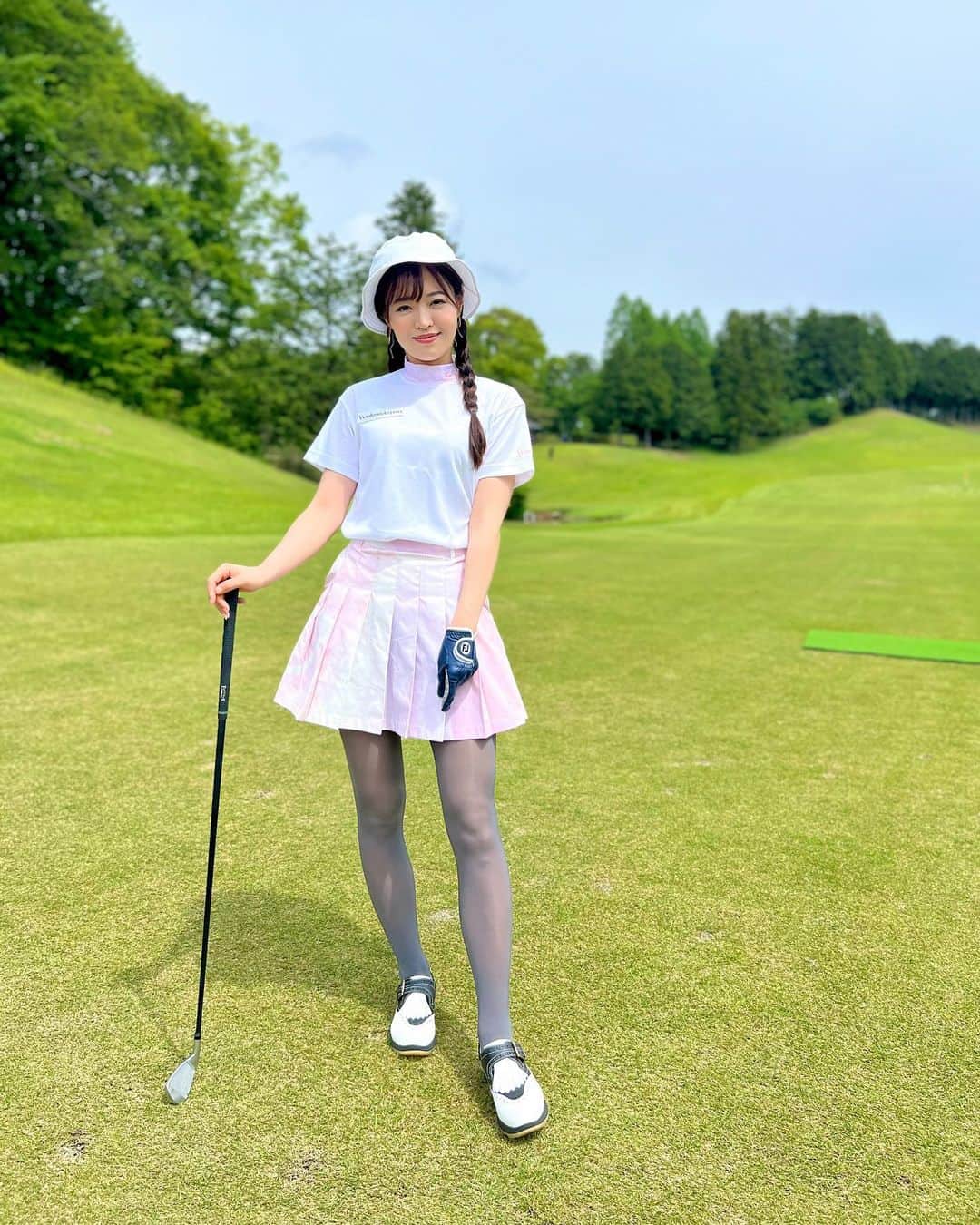 高橋としみのインスタグラム：「#GOLFFES2023 のコーデ ウェア全身　@newera_golf ✨ シューズ @jp_9.2golfpro ✨  #ニューエラゴルフ カジュアルながら 女性らしいデザインと色使いが新鮮🎀 このコーデも　@yuri_konno_official ちゃんのプロデュース♥️♥️ みんなにも可愛いって誉めらもらった🥰  シューズは今年日本初上陸の 「9.2 GOLF PRO/  ノーベ・プント・ドゥーエ ゴルフプロ」 ゴルフェスみんなお揃いで履いたよ♥️  メイドインイタリーで 職人が手作業で作っているので 1日30足しか作れないそうです😳  オシャレなデザインはもちろん 何より安定感ばつぐんです👍 今はオンラインのみなのでぜひサイト見てみて✨  #golf#ゴルフ#ゴルフ女子#高橋としみ #9punto2golfproshoes #9punto2 #ノーベプントドゥーエゴルフシューズ#イタリア製ゴルフシューズ #高級ゴルフシューズ #ゴルフコーディネートスタイル #ゴルフおしゃれ #ハンドメイドシューズブランド #形状記憶インソール #golfstagram」