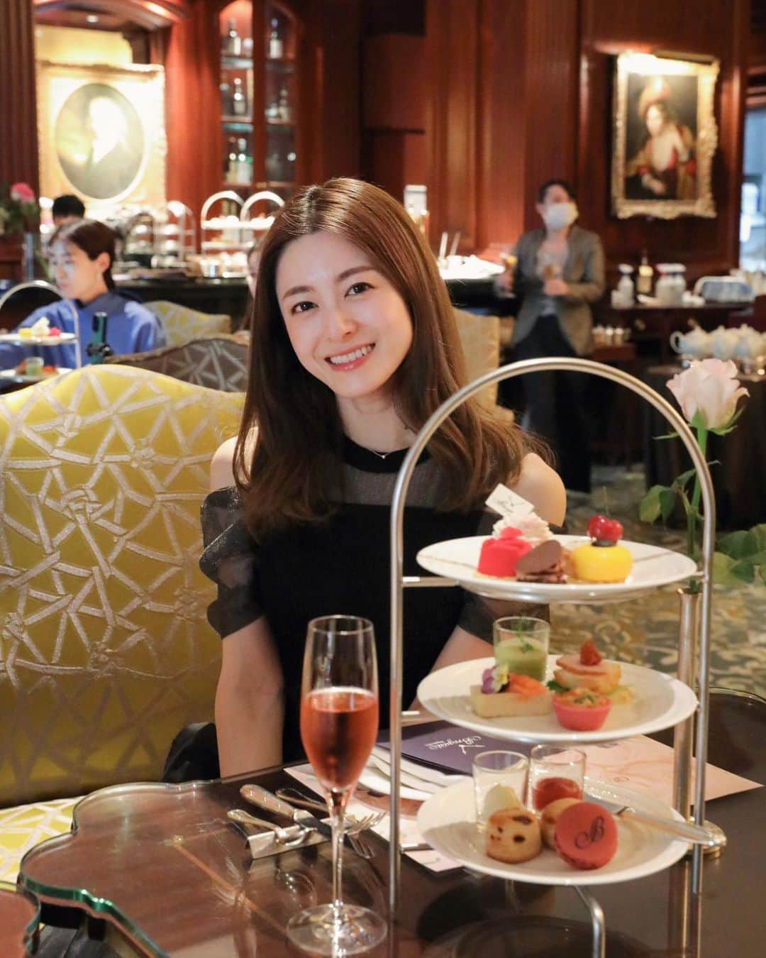 のインスタグラム：「. Breguet Queensʼ Afternoon Tea☕️  昨日からリッツカールトン大阪で始まったブレゲとのコラボアフタヌーンティー🫖  1775年パリで創業されたブレゲ🕰 マリー・アントワネットやナポレオン妃も愛好していたとか✨ ナポレオンの妹に贈られた腕時計から着想を得た「クイーン・オブ・ネイプルズ」は、ブレゲを代表するコレクションのひとつ。  そんな王妃達をイメージされたアフタヌーンティーはリッツカールトン大阪の重厚感にピッタリでした🌹  ブレゲの時計はブレゲブティック阪急うめだ本店で見ることができるよ❤️  5月16日(火)〜7月2日(日)  平日:12pm-7pm/土日祝:11am-7pm ザ・リッツ・カールトン大阪 1F The Lobby Lounge  @montresbreguet  @ritzcarlton.osaka  #ブレゲ #Breguet #QueenofNaples #ブレゲアフタヌーンティー #アフタヌーンティー #PR」