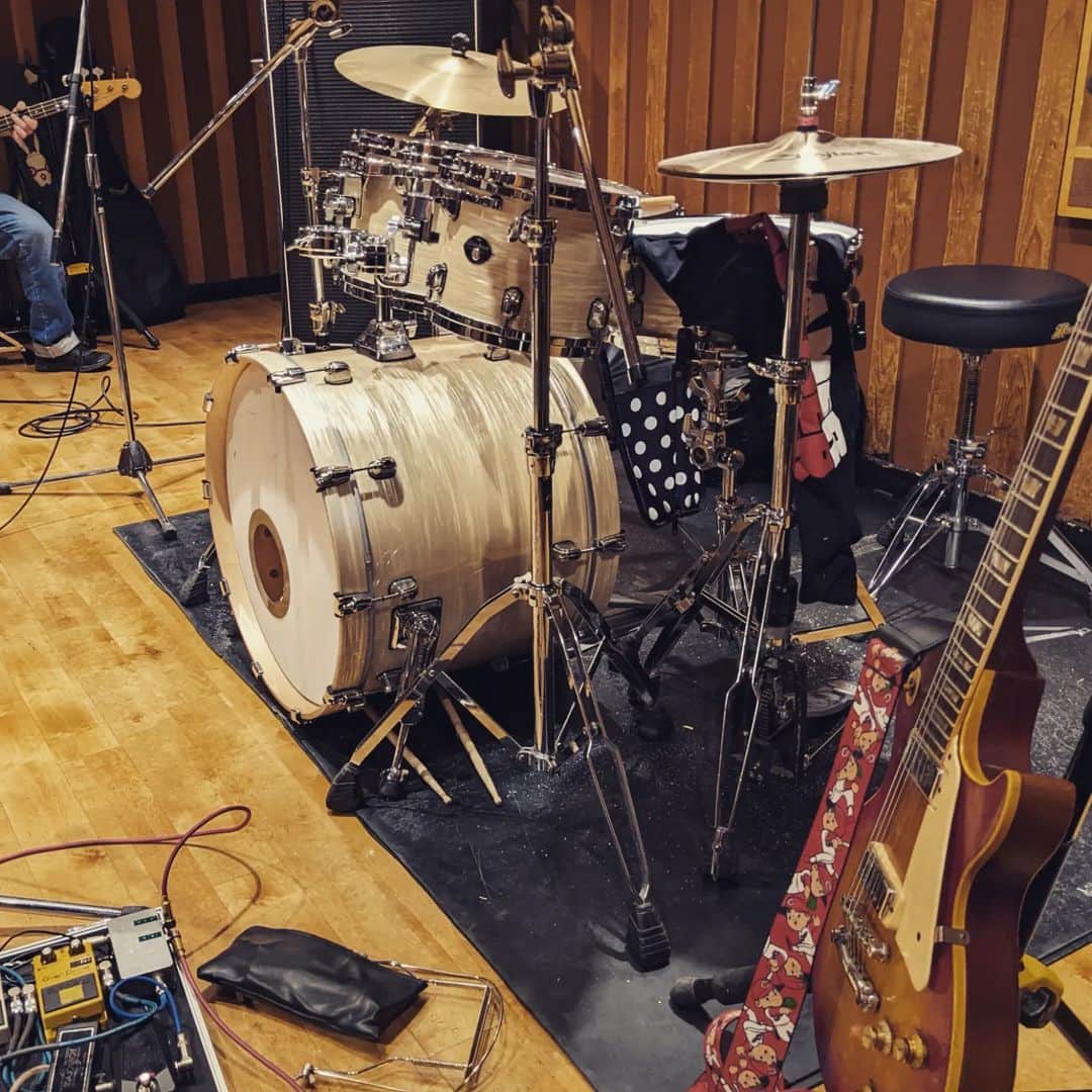 磯部正文のインスタグラム：「5/20(土)は モルタルレコード22thアニバーサリー 【Hey! It’s been a while!＃2 】  埼玉熊谷HEAVEN'SROCK VJ-1 開場 17:30 / 開演 18:00 前売り4000円 / 当日未定（DRINK代別）  HUSKING BEE Scott Murphy⁡ ⁡(アスパラの一瀬たんがドラムで参加決定とのことで楽しみでR) ━━━━━━━━━━━━━━━ 5/28(日)は ⁡『ベコロックフェスvol.3』 ⁡島根・出雲APOLLO OPEN 16:45 /START 17:30  SuiseiNoboAz HUSKING BEE  ＜チケット＞ 前売：￥4,500 （D代¥ 600-別）  ＜プレイガイド＞  一般発売：2023年4月1日(土) e＋ 出雲APOLLO⁡  久々の島根は出雲も楽しみでR🎶」