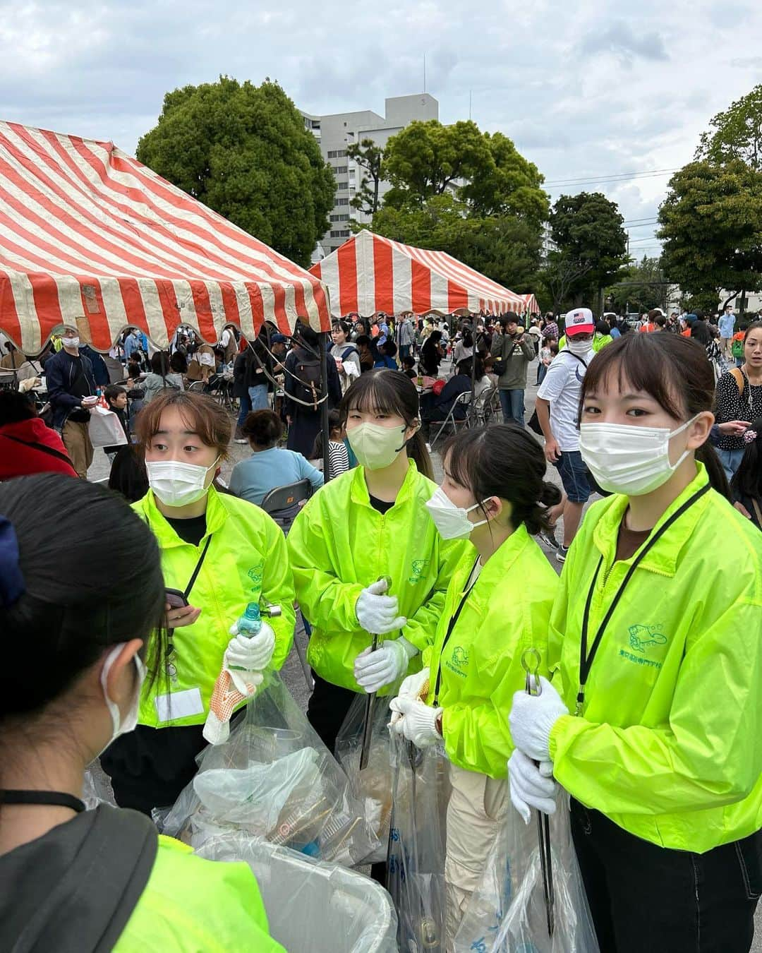 東京福祉専門学校さんのインスタグラム写真 - (東京福祉専門学校Instagram)「介護福祉士科1年生の活動記録📝 スキルアップボランティアTEAMが中心となり、1年生全員で5月14日(日)に開催された「清新町・臨海町ふれあい祭り」にボランティアスタッフとして活動を行いました！！ 前日の会場準備から最後の撤収作業まで大活躍でした🌟 地域の方々とも関わることができ、普段の授業では学べないこともたくさんありました！  1年生のみんな、本当にお疲れさまでした☺️  #東京福祉専門学校  #東京福祉  #江戸川区  #西葛西  #介護福祉士 #介護福祉士と繋がりたい  #専門学校 #ボランティア  #お祭り」5月17日 18時53分 - tokyo_fukushi