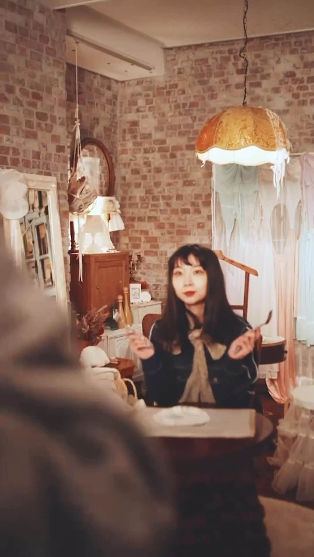老月ミカのインスタグラム：「10代から大好きな洋服「keisuke kanda WEAR ROOM」の映像制作に携わらせていただきました🐘  オンラインでなんでも買える時代に「ショッピングに行く」という言葉の意味を変えれたら。 敢えて入場料を頂く形にして、服の遊園地みたいなモデルルームをご用意しました。 好きに撮影してもらい、あなたの想い出を発信する場所としてショッピングをアップデートできたら幸いです。  @beams_harajuku  #keisukekanda」