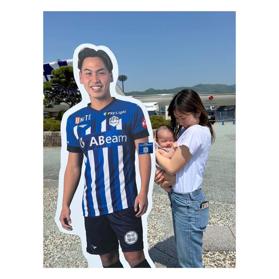 八坂芽依さんのインスタグラム写真 - (八坂芽依Instagram)「ベビちゃん試合観戦デビュー🏟️💙⚽️パネルのパパと記念撮影📸 その観戦デビュー戦大勝利㊗️ 点が入るごとに、嬉しくて喜んでたら 終始寝てるベビちゃん何回も起こしてしまってごめんね🙄 平日13時なのに観客の人数これまたすごい‼️ また日曜に試合楽しみだー💙 がんばれ〜モンテディオ⚽️💙 大分の応援歌懐かしかった〜☺️ コニーウルトラメッシュめちゃ便利👍 #試合観戦デビュー #モンテチビサポ」5月17日 19時06分 - yasakamei_28