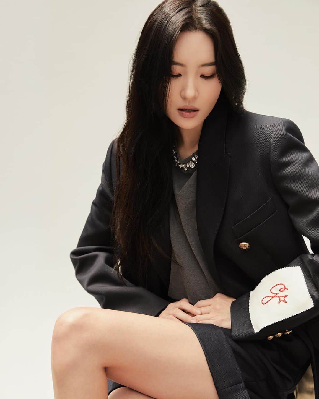 ソンミのインスタグラム：「We are proud to announce K-pop artist SUNMI as our Global Brand Ambassador. Together sharing core values of uniqueness and authenticity. #선미 #SUNMI #GoldenGoose」