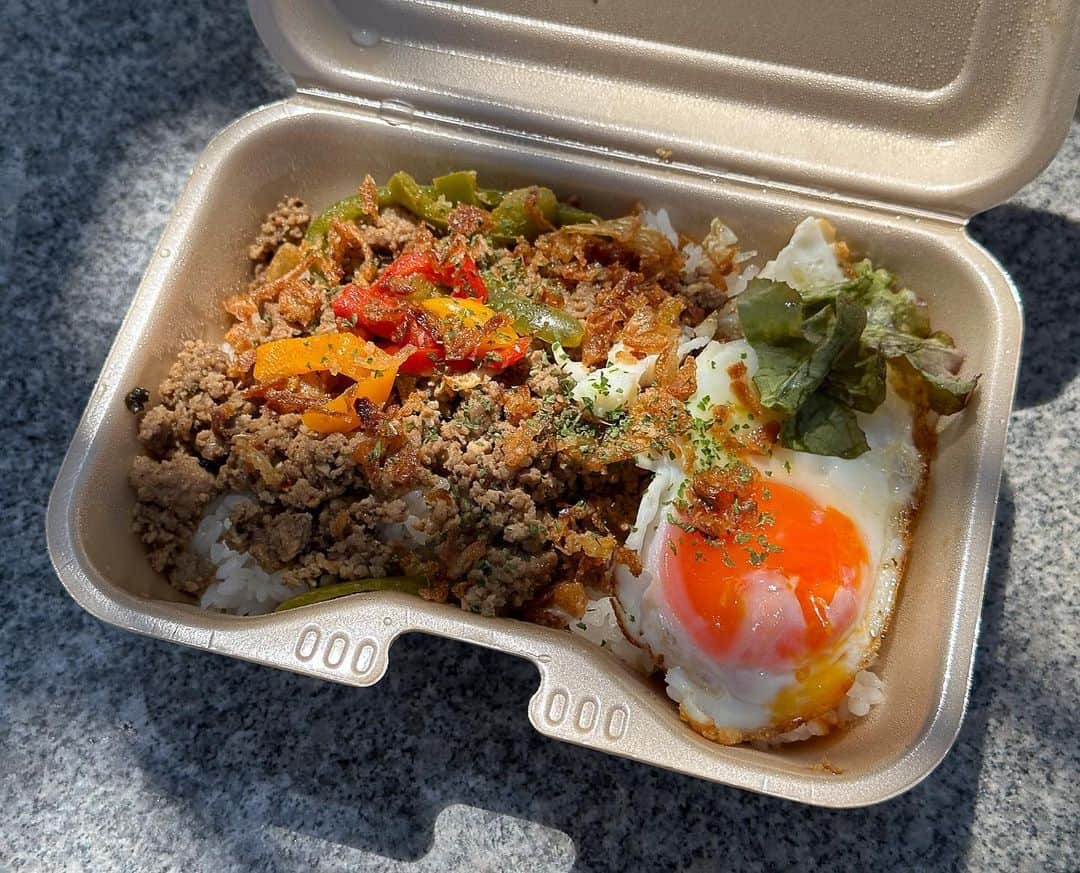 あなたがしてくれなくてものインスタグラム：「． 🍽️誠の料理 番外編🍽️    第５話で お弁当を忘れてしまった誠( #岩田剛典 )が 注文したガパオライスがこちら❕  お弁当を届けに来た楓と📸  #あなたがしてくれなくても #田中みな実  📣 ５話の #TVer 見逃し無料配信は 　　次回放送まで！ 　　まだの方ももう一度見たい方も 　　お見逃しなく👀✨ 📺１〜３話も変わらず無料配信中 　　プロフィール欄のリンクからチェック！」