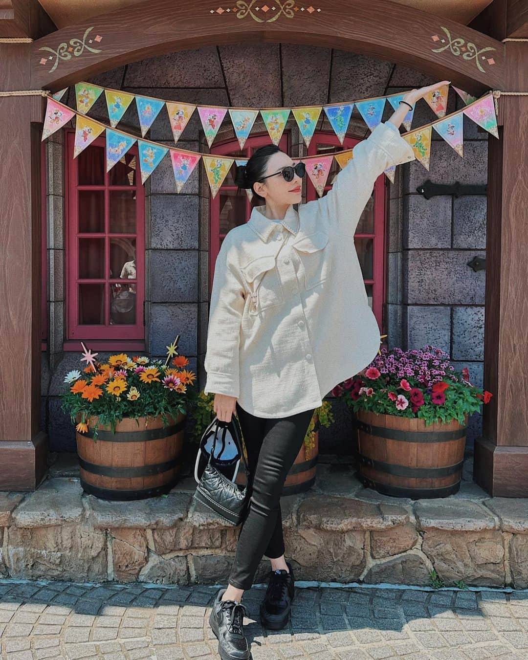 留奥麻依子のインスタグラム：「#tokyodisneyland40th 🏰🐭✨ いつかの浮かれた日🪽 家族ディズニーも恒例になりつつある☺️🤍」