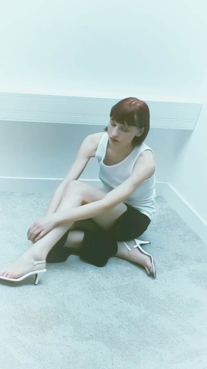 フィリッパコーのインスタグラム：「Surveillance at the Filippa K office. Discover the Core Collection in stores and at filippa-k.com.  Video by @e__p92  Models @amelie.karlsbro @astridbaauer @derrickwidell Hair and make-up by @galinanurmi Casting by @emmigrundstromcasting」