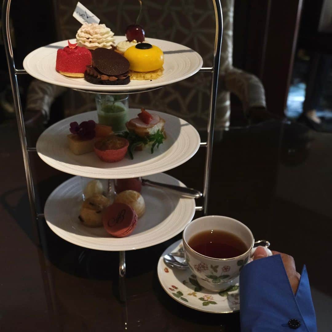Hiromi Ｍaedaのインスタグラム：「#ブレゲアフタヌーンティー  お誘いいただき行ってきました どれもこれも美味しかった♡  実際の時計は ブレゲ ブティック阪急うめだ本店にてご覧いただけます⌚︎ @montresbreguet   Breguet Queens' Afternoon Tea ザ・リッツ・カールトン大阪 1F The Lobby Lounge 5/16(tue)-7/2(sun) 平日 12pm-7pm/土日祝 11am-7pm  #ブレゲ#Brequet#QueenofNaples#アフタヌーンティー#PR」