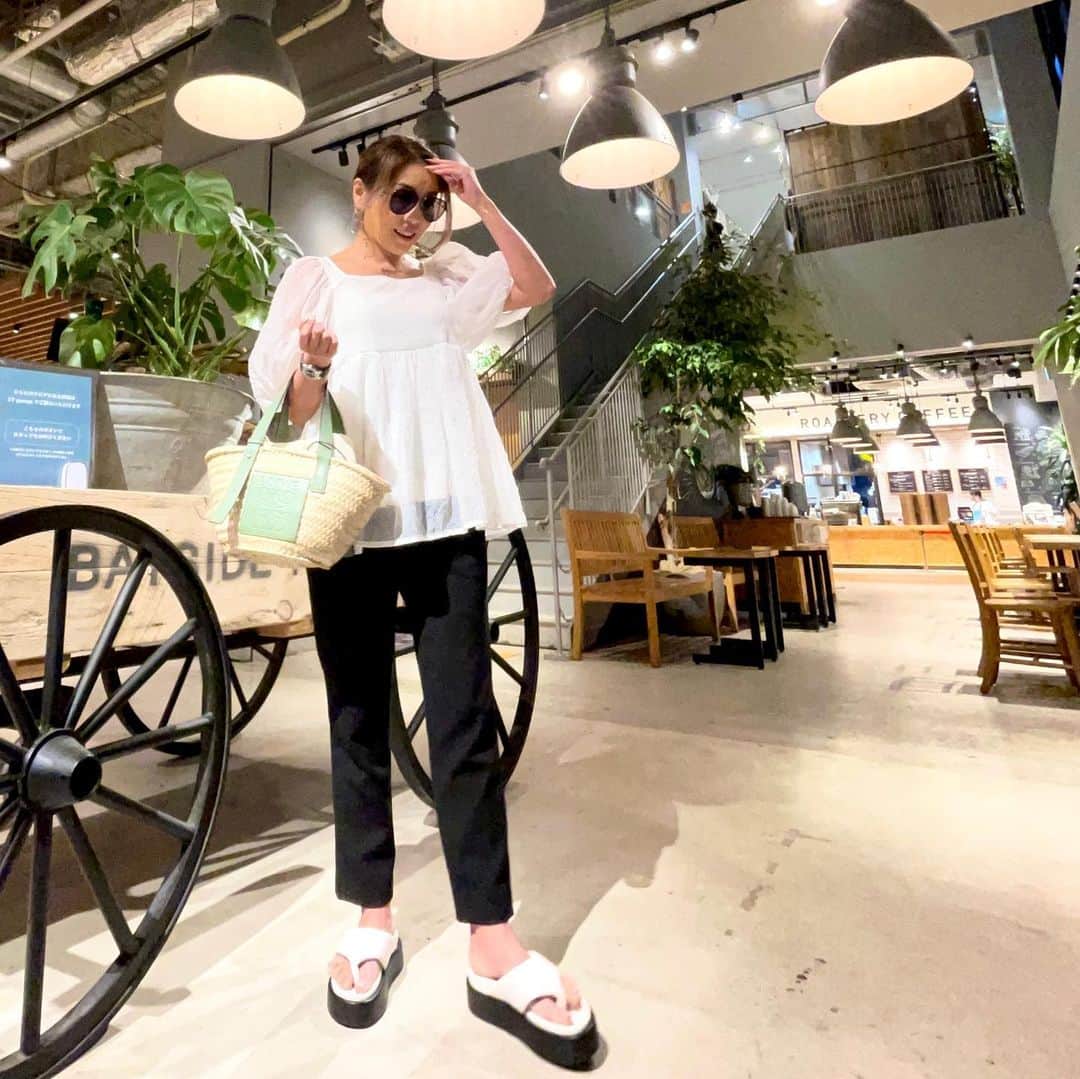 のインスタグラム：「お袖ポワンでシアーな パフスリーブʕ⁎̯͡⁎ʔ༄ 二の腕をふんわり隠して肘下の細い部分だけ見えるから細く見える🙆‍♀️ 後ろも可愛い👍🏾  コーデ tops#donoban  pants#yokochan  サンダル#hewn bag#loewe」