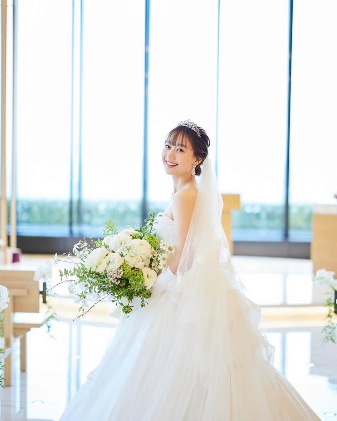 高田秋のインスタグラム：「先日結婚式を挙げました🤍 大好きな方々に囲まれて、 この上ない幸せでした🥹  この日の為に色んな準備をしてきたので、 これからちょこちょこ こだわったポイントなどUPしていこうかなと思います♡  もし良かったら質問など受付してみよかな🤣  #結婚式#東京會舘#東京會舘ウエディング #東京會舘花嫁」