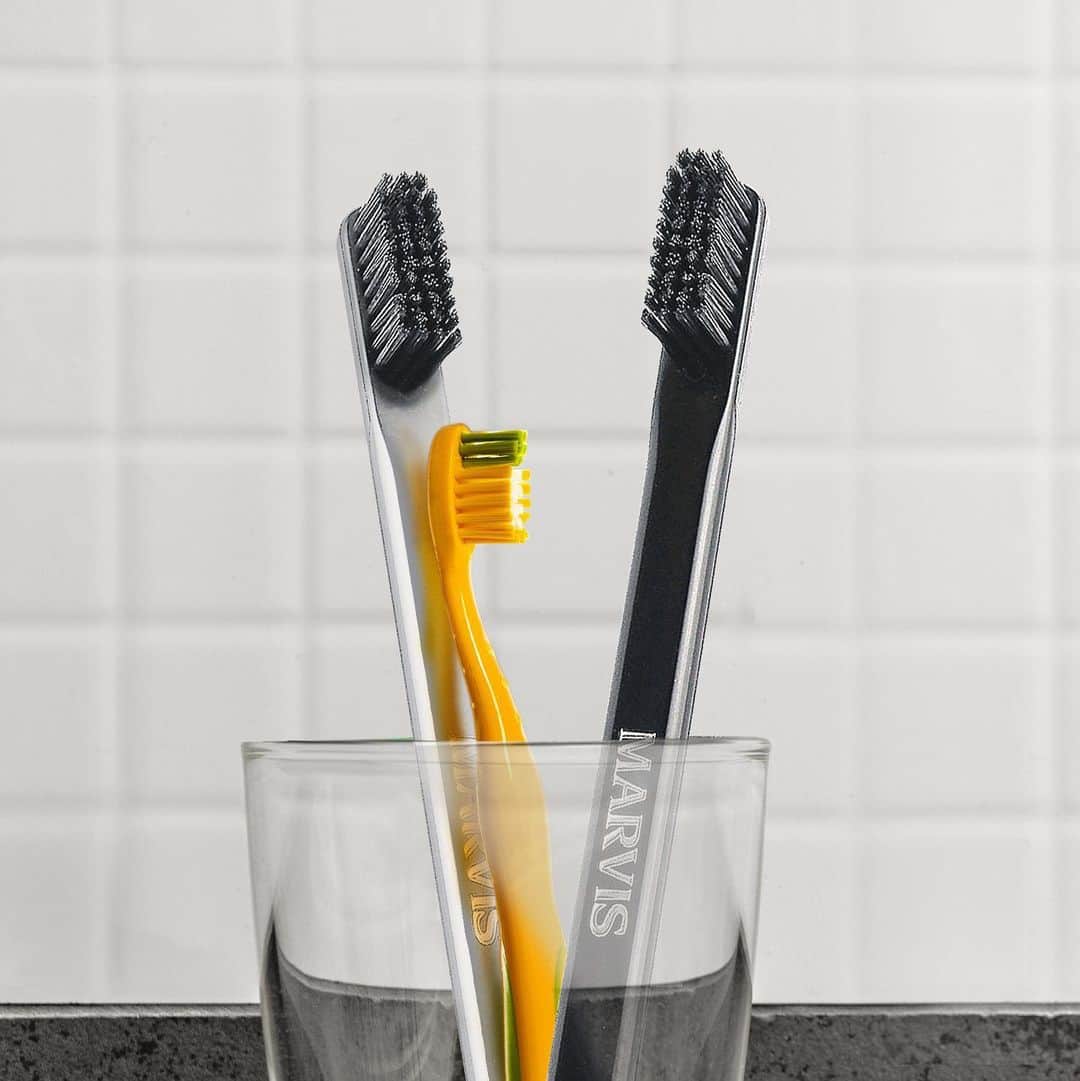 Marvisのインスタグラム：「歯の表面を一気に磨き上げる𝐓𝐎𝐎𝐓𝐇 𝐁𝐑𝐔𝐒𝐇🪥🫧  MARVISのロゴが刻印された歯ブラシ。 大きめのブラシ面が、 歯の表面を一気に磨き上げ、 より一層、爽快感を実感🌿 キャップ付きで外出時にも便利である上に、 洗面所をおしゃれに飾ってくれます✨  白く輝く歯は1日にしてならず。 MARVISの歯磨き粉と歯ブラシで 毎日楽しくケアして、 美しく輝く笑顔😄を手に入れてくださいね！  MARVIS流、歯の磨き方をレクチャー💁🏻‍♀️  <🪄𝐇𝐨𝐰 𝐭𝐨 𝐁𝐫𝐮𝐬𝐡 𝐘𝐨𝐮𝐫 𝐓𝐞𝐞𝐭𝐡🪄> 1.歯ブラシを円を描くように小刻みに動かして磨く 2.歯ブラシを上下に小刻みに動かして磨く 3.歯ブラシを斜めに入れて奥歯を磨く 4.歯の裏側も上下に小刻みに動かして磨く 5.舌も忘れずに優しく磨く 6.仕上げにマウスウォッシュでゆすいで完了  #マービス #Marvis #MarvisJapan #歯の磨き方 #歯磨き #歯みがき #イタリア #おしゃれな歯磨き粉 #マウスウォッシュ #ホワイトニング歯磨き粉 #ホワイトニング #歯みがき #歯みがき粉 #トゥーペースト #デンタルケア #オーラルケア #デンタルケアグッズ #インテリアコーディネート #洗面台インテリア #暮らしを楽しむ #新生活 #お洒落インテリア  #ギフト #プレゼント #プチギフト  #メンズプレゼント」