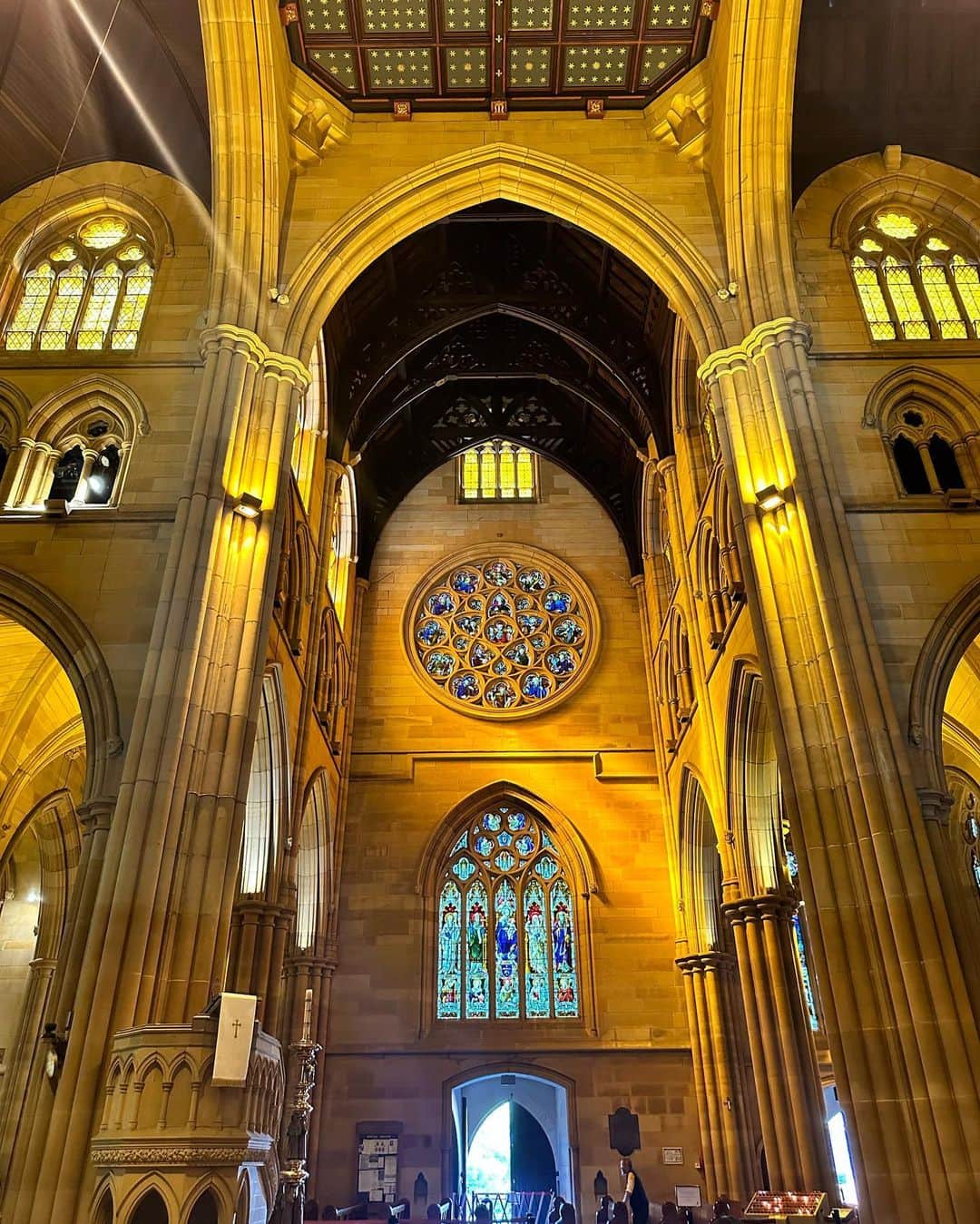 尾崎紗代子さんのインスタグラム写真 - (尾崎紗代子Instagram)「. シドニーで最も行きたかった場所。 シドニー・セント・メアリー大聖堂。 どの国も宗教的な施設がなんかわかんないけど めっちゃ凄いよねえと言うことで 昔からお寺や教会、モスクなどに 行くのが大好きです。(理由浅)  最低限の事は調べてから行くのですが 実際に行って、目の当たりにしてから 興味が更に沸くことが多くて 行った後に掘り下げて調べてみたりします。 でもすぐ忘れます←なんなの  しかし実際に見た、言葉にならない この凄まじさは記憶に焼き付きますよね🤔 魅力的過ぎる。これを作るのもはや狂気。(褒め言葉) 信心って凄い。  もっとゆっくり見たかったけど 子供達の声が大きくなる前に退散。  みんなが大きくなったらまた来ようねえ〜🙋‍♀️  #momlife #mommylife #mommy  #育児 #ママライフ  #6歳 #4歳 #1歳 #motherof3 #motherhood  #family #familyphoto  #3人育児  #3児のママ #3児ママ  #familytime  #5人家族 #familyphotograhy #familyfirst #子連れ旅行 #子連れ海外 #オーストラリア旅行 #シドニー旅行 　 #Australiatrip #Sydney #saintmaryschurch」5月17日 19時08分 - osayo_osayo