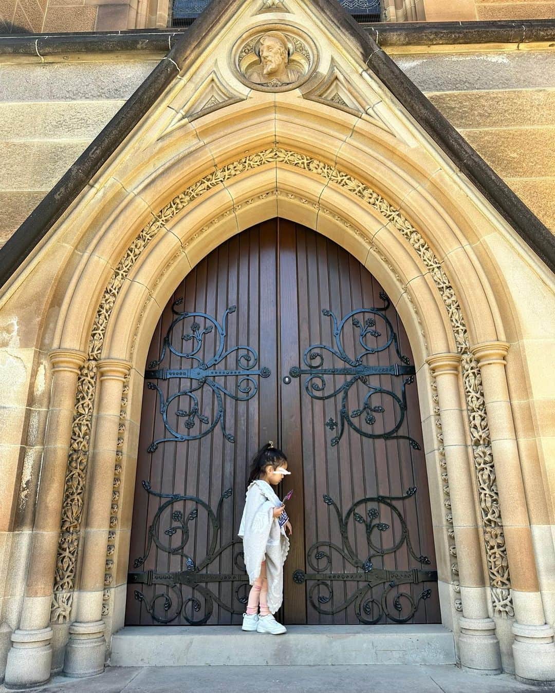 尾崎紗代子さんのインスタグラム写真 - (尾崎紗代子Instagram)「. シドニーで最も行きたかった場所。 シドニー・セント・メアリー大聖堂。 どの国も宗教的な施設がなんかわかんないけど めっちゃ凄いよねえと言うことで 昔からお寺や教会、モスクなどに 行くのが大好きです。(理由浅)  最低限の事は調べてから行くのですが 実際に行って、目の当たりにしてから 興味が更に沸くことが多くて 行った後に掘り下げて調べてみたりします。 でもすぐ忘れます←なんなの  しかし実際に見た、言葉にならない この凄まじさは記憶に焼き付きますよね🤔 魅力的過ぎる。これを作るのもはや狂気。(褒め言葉) 信心って凄い。  もっとゆっくり見たかったけど 子供達の声が大きくなる前に退散。  みんなが大きくなったらまた来ようねえ〜🙋‍♀️  #momlife #mommylife #mommy  #育児 #ママライフ  #6歳 #4歳 #1歳 #motherof3 #motherhood  #family #familyphoto  #3人育児  #3児のママ #3児ママ  #familytime  #5人家族 #familyphotograhy #familyfirst #子連れ旅行 #子連れ海外 #オーストラリア旅行 #シドニー旅行 　 #Australiatrip #Sydney #saintmaryschurch」5月17日 19時08分 - osayo_osayo
