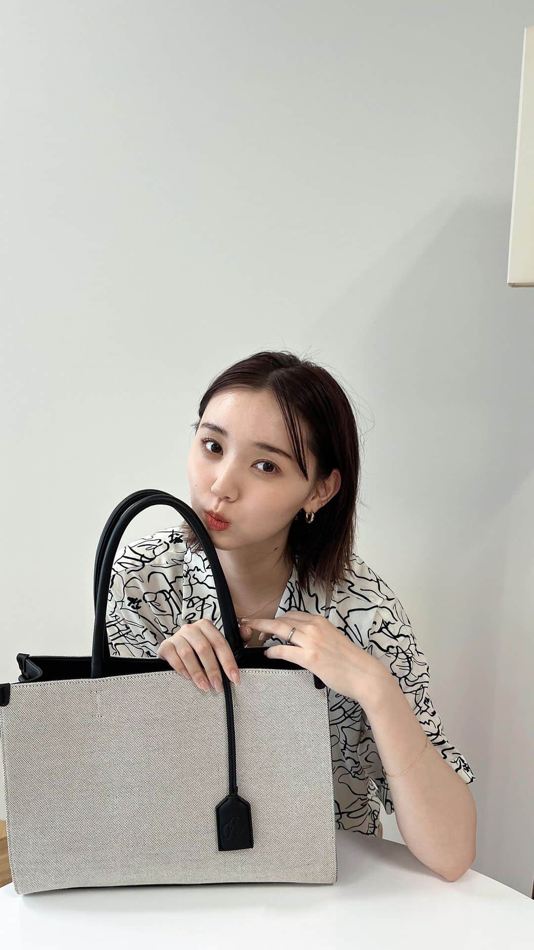 のインスタグラム：「大人気のトートバッグどのくらい荷物が入るかやってみた♡  ちなみにバッグ自体の重さをよく聞かれるので今測ってみたら 付属のショルダーを含んでもなんと600gという軽さ😮♡ ちゃんと自立するし、しっかりしてるのに巷で軽量といわれているバッグよりだいぶ軽量なのが自慢🤍！  これだけ入れてもまだまだ余裕があるし中には両サイドポケットもあります♡ (ストーリーに載せてるよ)  肩掛けできるのはもちろん、付属のベルトでショルダーにも早変わり☺︎  お仕事に大学に推し活に💜 是非連れてってくださいね🫠  #バッグの中身 #カバンの中身 #かばんの中身 #置き画 #バッグ #持ち物 #ポーチの中身 #置き画くら部 #whatsinmybag #ポーチ #置き画くらぶ #お財布 #bag #ショルダーバッグ #ファッション #トートバッグ #fashion」