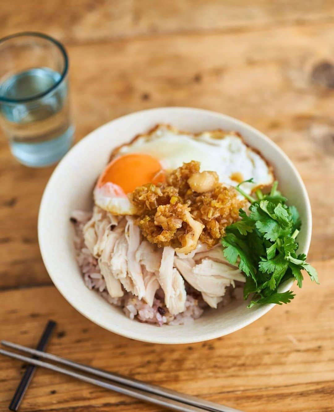 榎本美沙さんのインスタグラム写真 - (榎本美沙Instagram)「. 鶏肉飯(ジーローハン) . 台湾の屋台ごはんですが、 鶏むね肉でさっぱりヘルシーに◎ . 塩麹でしっとりアレンジしています。 . 電子レンジを使ってとっても簡単、 夜ご飯でも、お昼にでもぜひぜひ◎ . . *レシピ動画はストーリーズか プロフィール欄のリンクからどうぞ。 (※DMやメールは申し訳ないのですが、使えて. いません。) . . #台湾グルメ #鶏肉飯 #塩麹 #榎本美沙 #発酵 #レシピ」5月17日 19時09分 - misa_enomoto