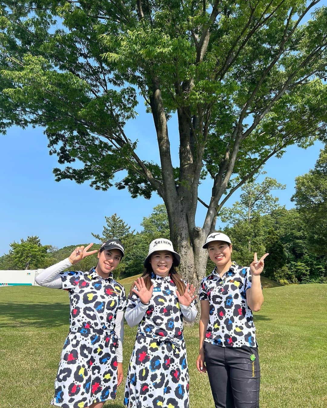 のインスタグラム：「明日から始まる#ツインフィールズレディーストーナメント  みんなでネオンレオパード柄を着用します！🐆🌈 頑張ります！！  かわいいのでみなさんもぜひチェックしてみてください🌟 期間中に購入すると、ノベルティが付いてくるみたいです！ プロフィールにリンク貼ってあります。  @loudmouth  @loudmouth_japan_official   #ラウドマウス #loudmouth #lmclip #ラウドマウスコーデ #チームラウドマウス」