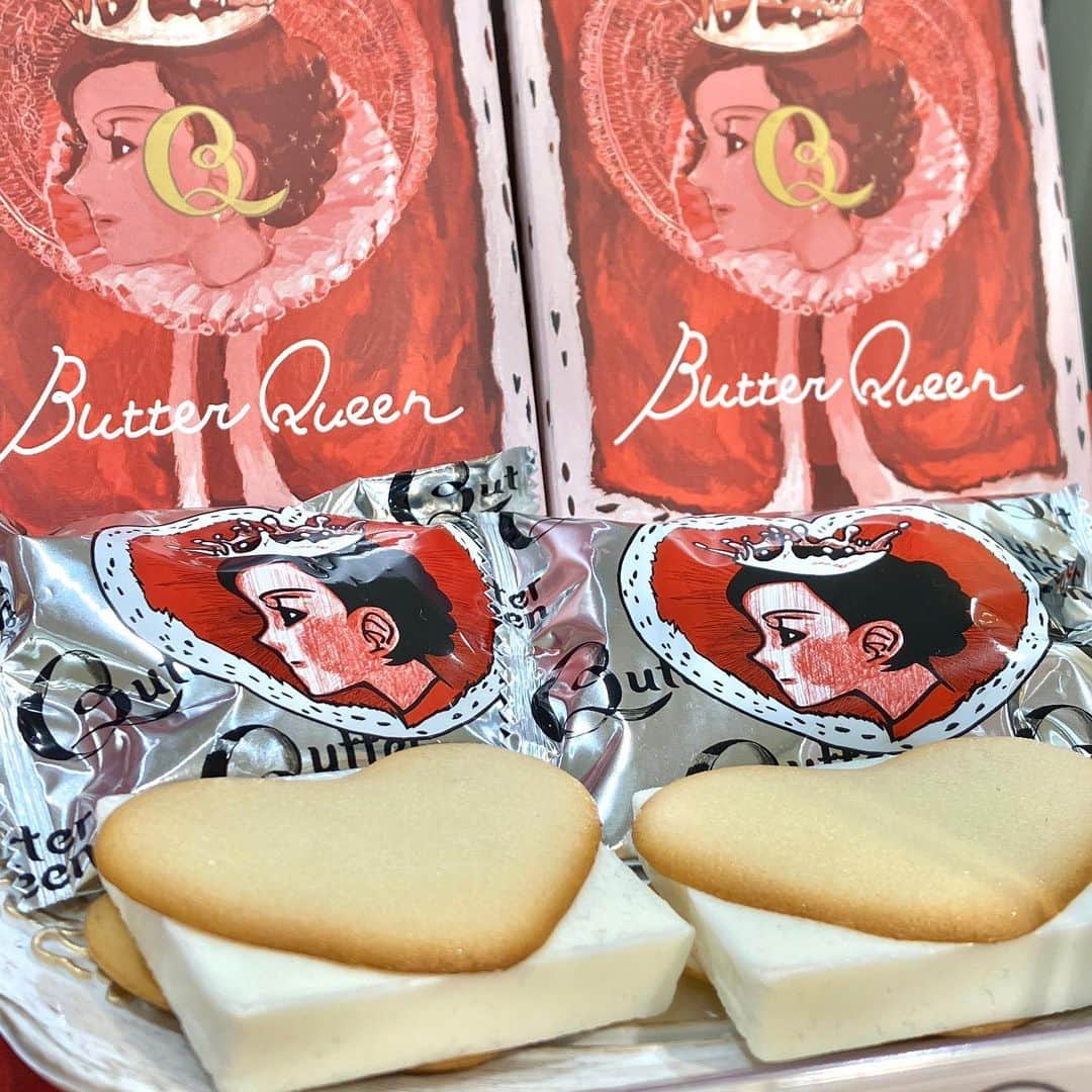 daimarusapporoさんのインスタグラム写真 - (daimarusapporoInstagram)「バターたっぷりスイーツ、北海道初上陸🥰🎊 地1階 ほっぺタウンに〈#バターの女王〉が期間限定で出店中！  〈バターの女王〉のスイーツに使われているバターは 北海道・別海町の生乳を100%使用🐄  北海道産のおいしいバターをた～～～っぷり使ったスイーツが並びます。  🌹バタータルト(3-6枚目) 発酵バターのタルト生地にチョコレートクリームをトッピング🧁  🌹バターサンドクッキー(7-9枚目) さっくさくのクッキーで爽やかな発酵バタークリームをサンド🍪  などなど、バターのおいしさを堪能できるスイーツがたくさんです🥰  今回が北海道に初登場。 この機会にぜひ味わってみてください🐄  ※5/23(火)まで  #大丸札幌 #北海道スイーツ #札幌スイーツ #お取り寄せスイーツ #バターサンド #バタースイーツ #北海道バター」5月17日 19時11分 - daimarusapporo