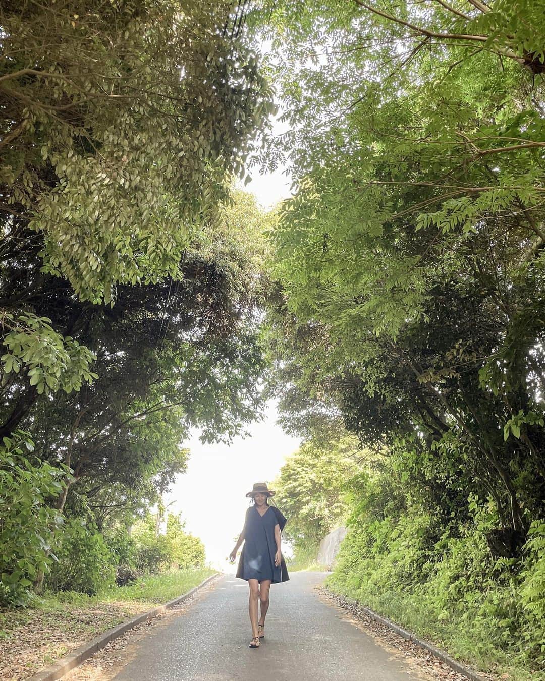 藤崎奈々子さんのインスタグラム写真 - (藤崎奈々子Instagram)「お天気が良く気持ちいいので、ドライブ 今回は街と海が見渡せる 太東埼灯台へ ・ てっぺんから広い空と海を眺めながら、まったりする時間が幸せ 緑のトンネルをお散歩するのも森林浴ができて気持ちいい ・ この日は暑かったので @herin.cye  撥水素材、アウトドア仕様タイプのオールインワンを着てみました 暑かったからこのままプールにでも飛び込みたい気分だった！ ・ #旅行好き女子 #旅行好き #大人旅 #小旅行 #女子旅 #カメラ旅 #国内旅行 #関東旅 #週末お出かけ #千葉観光 #プチトリップ #ヘリンドットサイ #herincye #daytrip #littletrip #trippics」5月17日 19時11分 - nanakofujisaki