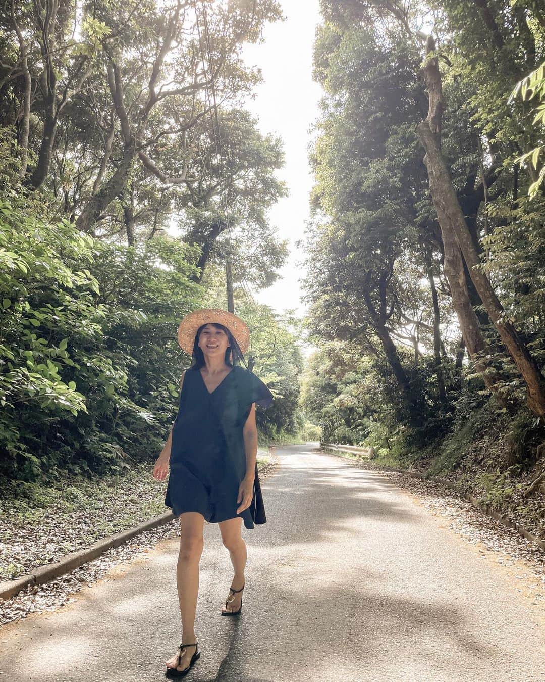 藤崎奈々子さんのインスタグラム写真 - (藤崎奈々子Instagram)「お天気が良く気持ちいいので、ドライブ 今回は街と海が見渡せる 太東埼灯台へ ・ てっぺんから広い空と海を眺めながら、まったりする時間が幸せ 緑のトンネルをお散歩するのも森林浴ができて気持ちいい ・ この日は暑かったので @herin.cye  撥水素材、アウトドア仕様タイプのオールインワンを着てみました 暑かったからこのままプールにでも飛び込みたい気分だった！ ・ #旅行好き女子 #旅行好き #大人旅 #小旅行 #女子旅 #カメラ旅 #国内旅行 #関東旅 #週末お出かけ #千葉観光 #プチトリップ #ヘリンドットサイ #herincye #daytrip #littletrip #trippics」5月17日 19時11分 - nanakofujisaki