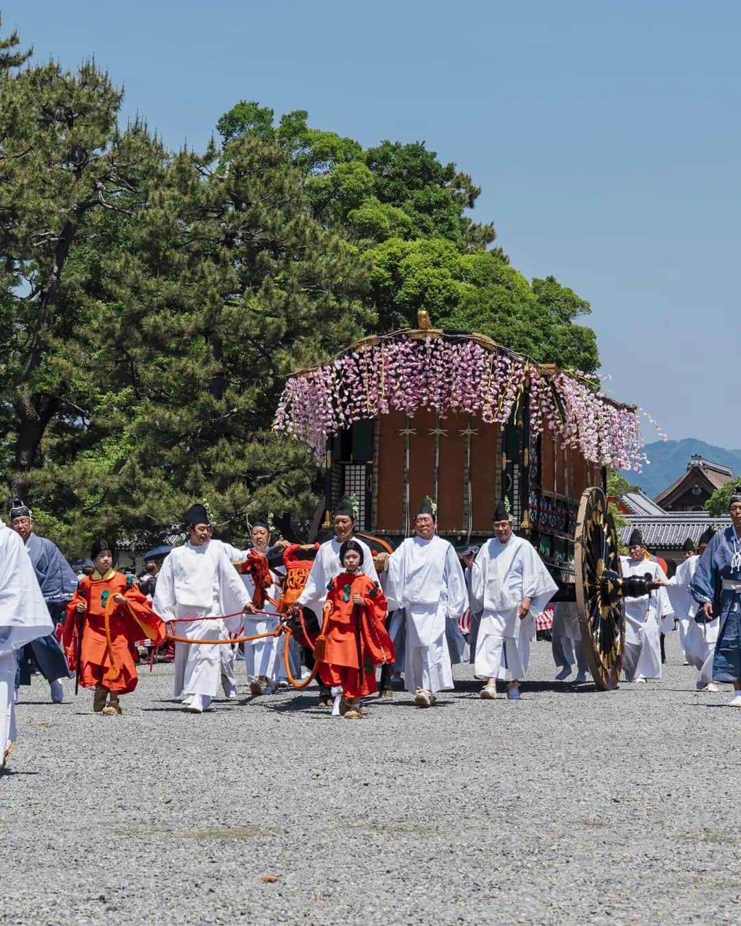 京都いいとこフォトさんのインスタグラム写真 - (京都いいとこフォトInstagram)「. 京都三大祭のひとつ「葵祭」。 4年ぶりの開催となった「路頭の儀」では、平安貴族の衣装を身にまとった総勢約500人が、京都御所から上賀茂神社へと練り歩きます。 . The Aoi Matsuri is one of the three major festivals in Kyoto. In the "Roto no gi(Roadside ceremony)" held for the first time in four years, a total of about 500 people dressed in the costumes of Heian aristocrats parade from the Kyoto Imperial Palace to Kamigamo Shrine. . . . Date : 2023.5.16 Location : #京都御苑 #Kyotogyoen Photo : @hino0117 @iharalba .」5月17日 19時12分 - kyoto_iitoko