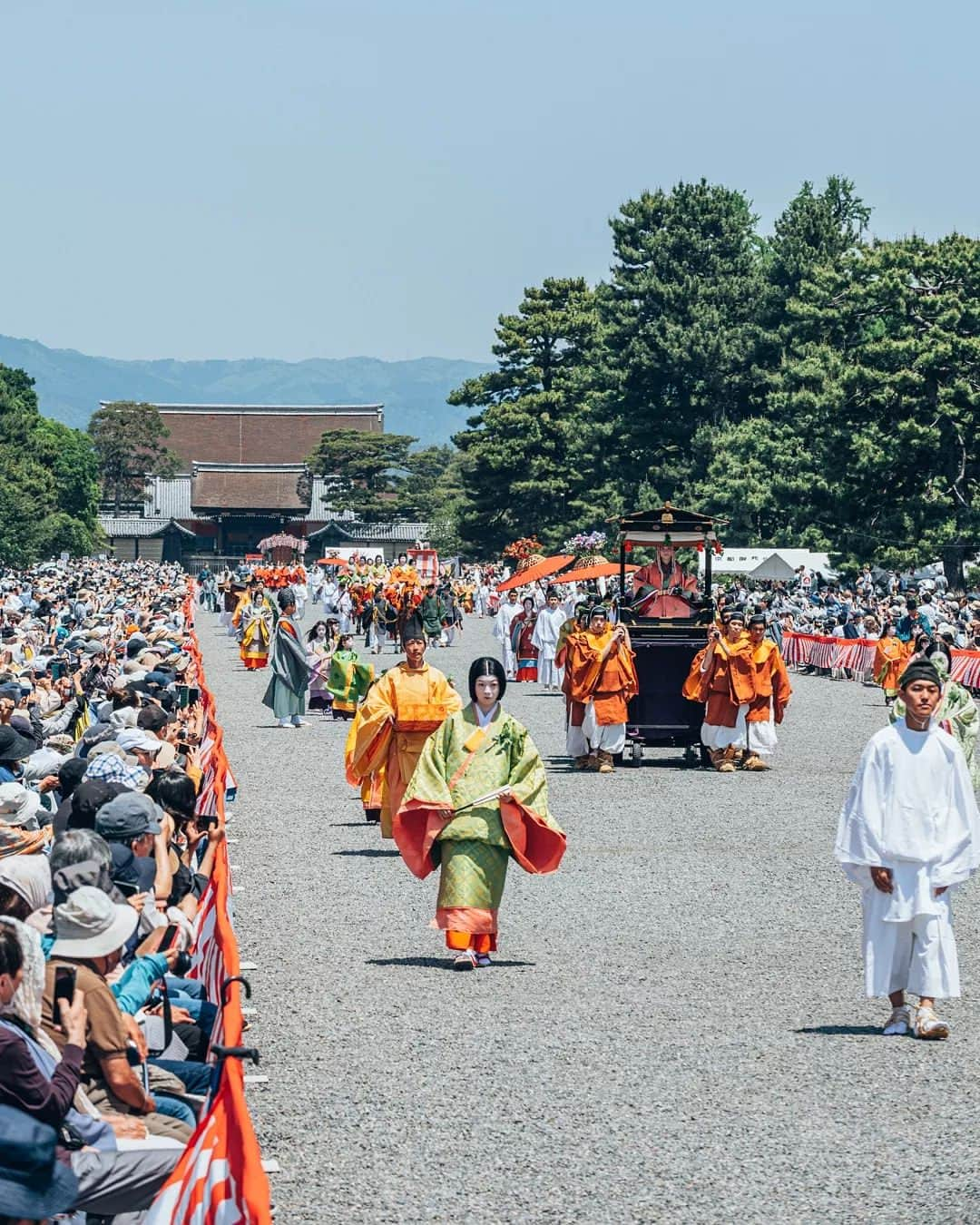 京都いいとこフォトのインスタグラム：「. 京都三大祭のひとつ「葵祭」。 4年ぶりの開催となった「路頭の儀」では、平安貴族の衣装を身にまとった総勢約500人が、京都御所から上賀茂神社へと練り歩きます。 . The Aoi Matsuri is one of the three major festivals in Kyoto. In the "Roto no gi(Roadside ceremony)" held for the first time in four years, a total of about 500 people dressed in the costumes of Heian aristocrats parade from the Kyoto Imperial Palace to Kamigamo Shrine. . . . Date : 2023.5.16 Location : #京都御苑 #Kyotogyoen Photo : @hino0117 @iharalba .」