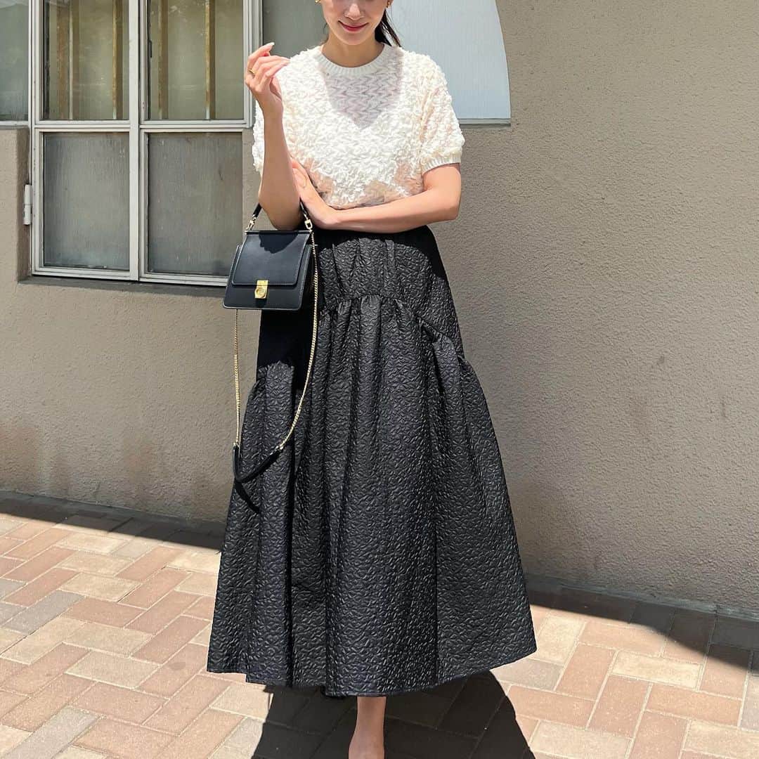 Nagiのインスタグラム：「甘めな日🤍🖤  @kobe_lettuce のジャガードフレアスカート  2タイプあってティアードの方にした🥰  skirt. #kobelettuce  bag. #polene shoes. #lappartement   #code#fashion#コーデ#ファッション#モノトーン#スカート#ティアードスカート#神戸レタス」