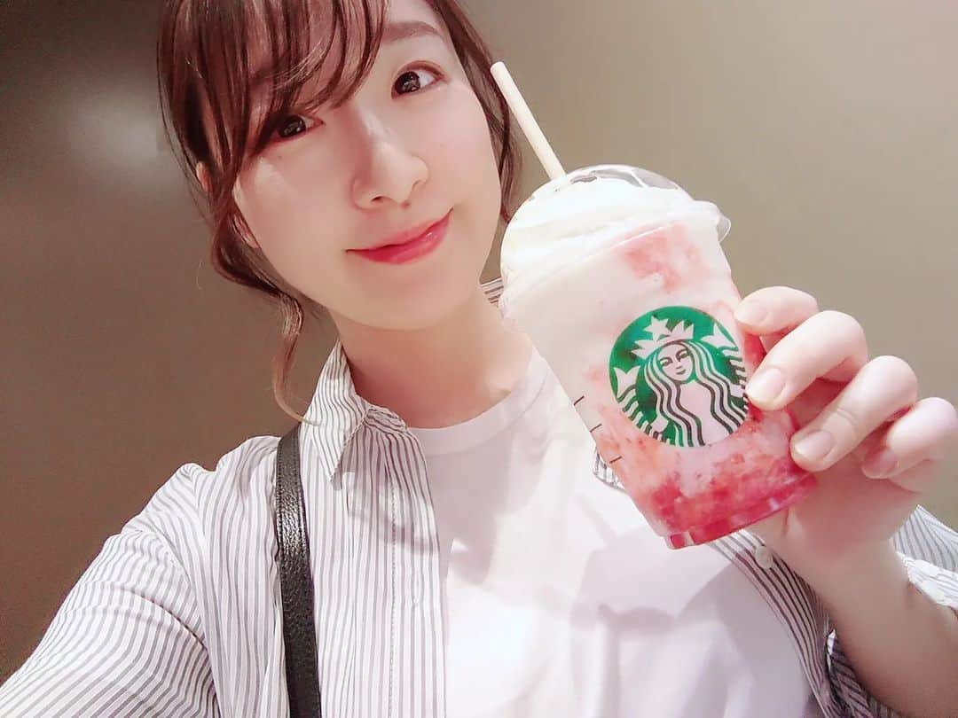 葉山いくみのインスタグラム：「今日は暑かったからフラペチーノがとっても美味しかったです🍓  #starbucks  #ストロベリーフラペチーノ」