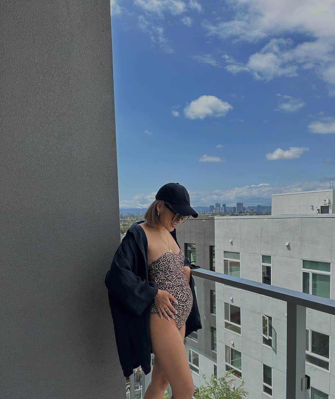 Mのインスタグラム：「お腹も出てきてぽんぽこりんに🤰 この貴重なマタニティライフも残すところ3ヶ月ちょっと🕊️🩵🪽  #アメリカ旅行#ロサンゼルス旅行#ロサンゼルス観光#子連れ海外旅行#子連れ海外#1歳海外デビュー#gw旅行#ゴールデンウィーク旅行#子連れ旅行#旅行が好き#海外旅行#子連れ飛行機#マタニティコーデ#マタニティ記録#妊婦コーデ#男の子ママ#女の子ママ#令和5年8月出産予定#子連れ海外旅行レポ#第2子妊娠中#妊娠7ヶ月のお腹#マタニティライフ#妊婦ファッション#マタニティファッション」