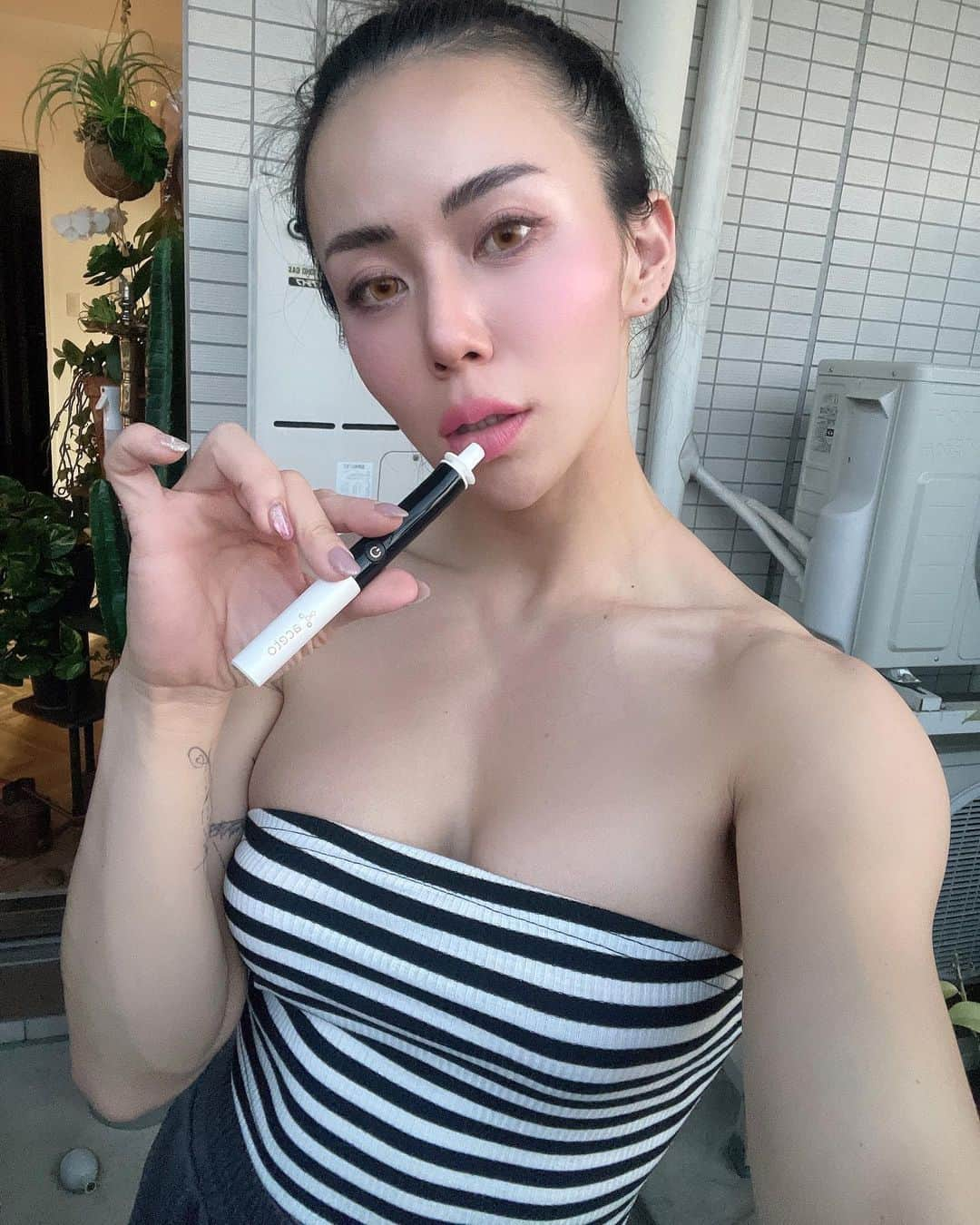 倉地美晴さんのインスタグラム写真 - (倉地美晴Instagram)「・ 息を吹き込むだけで脂肪燃焼状態のフィードバックが得られるケトンブレスチェッカー✅✅✅ 手軽な上にダイエットの指針にもなるし画期的！ アメリカのクラウドファンディングで1.5億円も調達した注目アイテムだよ！ Makuakeで先行販売中🔥🔥  私はトレーニング終わってトレ後におにぎり2個食べたあとにチェックしたら極低速燃焼で、寝起きは高速燃焼だった！ この結果を見るとやっぱり有酸素は朝一のファストカーディオが私には合うなって思ったよ✨  #aceto #ダイエット #ダイエット女子 #ダイエット生活 #痩せる #ケトジェニック #ケトジェニックダイエット #ケトスティック #ロカボ #ロカボダイエット #ワークアウト」5月17日 19時20分 - miharu_kurachi