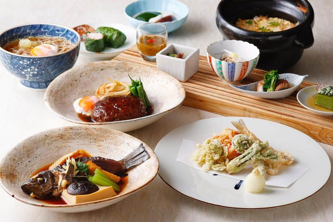 THE WESTIN TOKYO | ウェスティンホテル東京さんのインスタグラム写真 - (THE WESTIN TOKYO | ウェスティンホテル東京Instagram)「日本料理「舞」では、四季折々の食材が彩るランチコース『季節のおすすめ御膳』をご用意✨ コースは月替わりでご提供いたします。今月は、初夏に旬を迎える海の幸や山の幸を贅沢にバランスよく盛り込んだ「皐月のおたより」です。季節の食材を小さなポーションのお料理に仕立てた彩り豊かな前菜や、太刀魚・車海老・和牛バラなどからお選びいただくメイン料理など、初夏の美食を心ゆくまで満喫していただけます。   詳細はプロフィールのリンクより    Savor the flavors of Japan’s four beautiful seasons at Mai with the Otayori Seasonal Lunch Set.  Featuring a monthly theme, the May menu presents a lineup of dainty delicacies prepared with seasonal produce from the ocean and the land in early summer, such as bonito, sardine, bamboo shoots, and more.   Limited to 20 sets per day, make your reservation now via our bio link   #ウェスティンホテル東京 #懐石料理 #会席料理 #ホテル #西陣織 #春料理 #日本料理 #御膳 #皐月 #東京 #恵比寿 #ランチ #山菜 #料理 #和食 #海鮮料理 #WestinTokyo #kaiseki #Japanese #lunchcourse #thewestintokyo #hotel #tokyo #Japanesecuisine #Japanesefood」5月17日 19時20分 - westintokyo