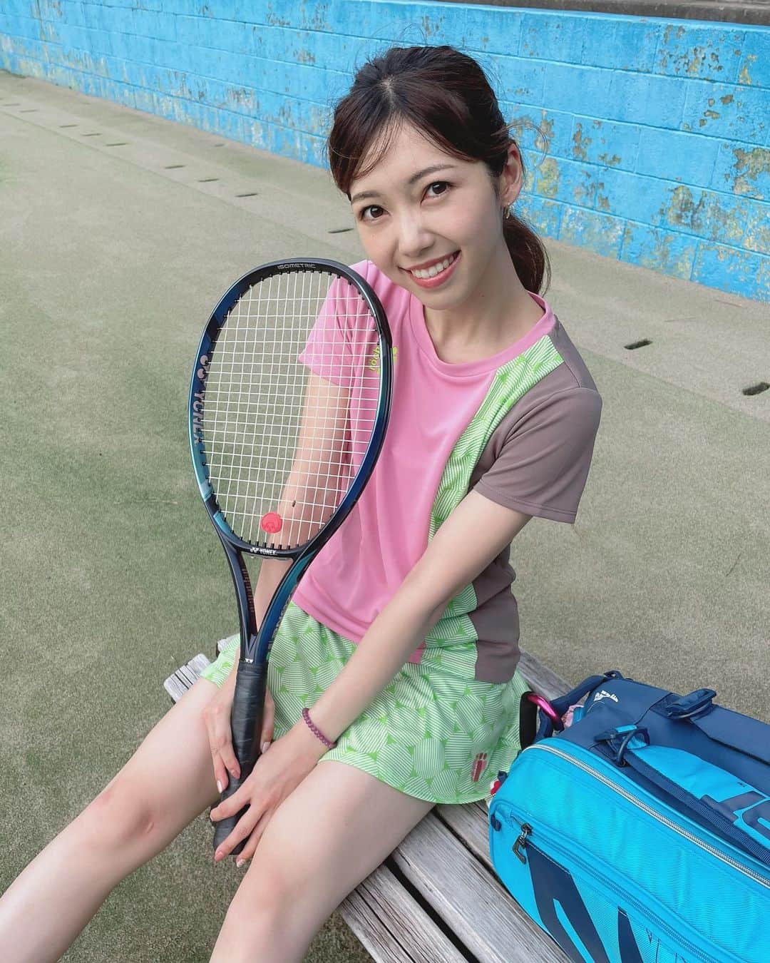 川又智菜美のインスタグラム：「今日は暑かったですね〜！☀️ 皆さん体調大丈夫でしたか？💦 ⁡ なんとまだ5月なのに30度😳😳😳 熱中症の方とかもでたんじゃないでしょうか… ⁡ 記憶は定かではないのですが 10年くらい前はこんな気候なかったんじゃないかなぁ？と…🤔 30度って真夏の数字の印象だったのに 今は真夏35度越えと戦わなくてはですよね😫 今から思いやられる〜！ ⁡ でもこの季節は陽が落ちて夕方になると とっても気持ちいい😍💕 このくらいの気候大好きです！！ 写真くらいの格好でテニスも気持ちいいし お散歩したくなる🤣 ⁡ そういえばこの写真で私の横にいる バボラのラケットバッグが先日破れてしまいました😭 （見切れてるけど…😞） 数年使っていましたが、私の道具たちを 色んなところに運んでくれてありがとう〜🥲✨ 今はこれよりも前に使っていた ヨネックスのラケバに戻しています！！ でも、6本入りなのでかなり重め💦 他のボストンタイプとかも検討しなきゃなぁ。 仕切りもしっかりついてて欲しいし悩ましいです🤔 おすすめあったら教えてください🥰 ⁡ #テニス #テニス女子 #tennis」