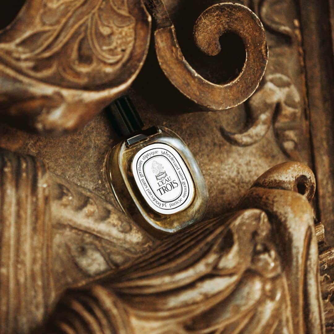 ディプティックのインスタグラム：「Incense, myrrh and resinous notes… …L'Eau Trois draws inspiration from monasteries and their services, where sunshine and hymns mingled with scents. Ancient origins, a mystical composition.  #diptyque #diptyqueparis #leautrois」