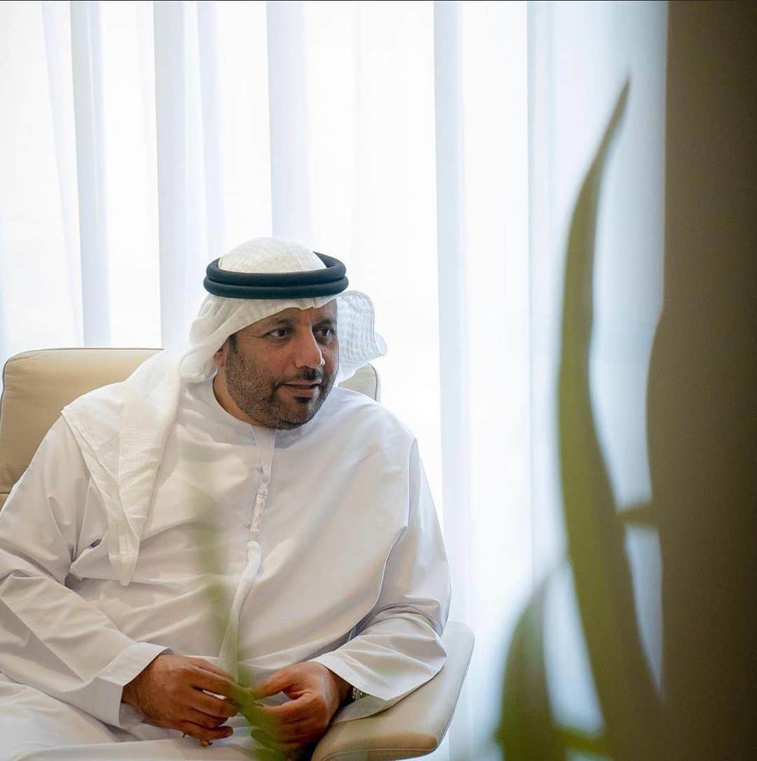 ルオル・デンさんのインスタグラム写真 - (ルオル・デンInstagram)「His Excellency Issa Hilal Al-Hazami, Chairman of the Sharjah Sports Council, received in his office at the Council's headquarters Luol Deng President of the South Sudan Basketball Federation, where they discussed ways of cooperation between the two sides in various fields of the game in addition to organizing matches and teams' preparation camps.  South Sudanese teams were also invited to participate in the The Sharjah International Championship for the ages which will be held in its third edition next December. At the end of the meeting, shields were exchanged and souvenir photos were taken.」5月18日 6時13分 - luoldeng9