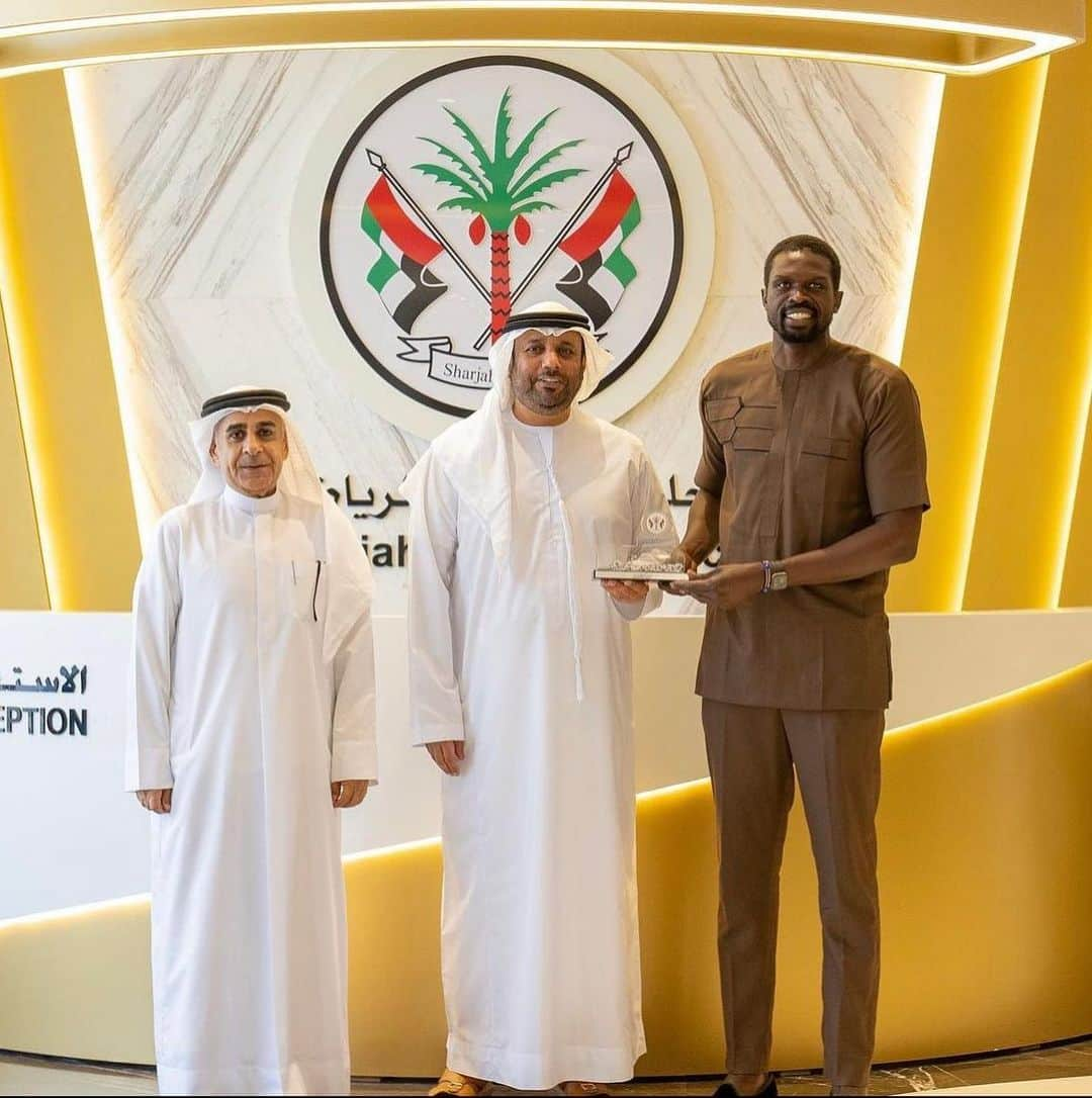 ルオル・デンさんのインスタグラム写真 - (ルオル・デンInstagram)「His Excellency Issa Hilal Al-Hazami, Chairman of the Sharjah Sports Council, received in his office at the Council's headquarters Luol Deng President of the South Sudan Basketball Federation, where they discussed ways of cooperation between the two sides in various fields of the game in addition to organizing matches and teams' preparation camps.  South Sudanese teams were also invited to participate in the The Sharjah International Championship for the ages which will be held in its third edition next December. At the end of the meeting, shields were exchanged and souvenir photos were taken.」5月18日 6時13分 - luoldeng9