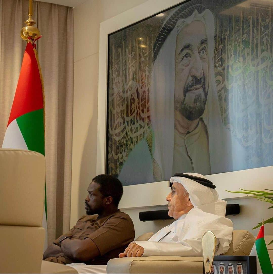 ルオル・デンさんのインスタグラム写真 - (ルオル・デンInstagram)「His Excellency Issa Hilal Al-Hazami, Chairman of the Sharjah Sports Council, received in his office at the Council's headquarters Luol Deng President of the South Sudan Basketball Federation, where they discussed ways of cooperation between the two sides in various fields of the game in addition to organizing matches and teams' preparation camps.  South Sudanese teams were also invited to participate in the The Sharjah International Championship for the ages which will be held in its third edition next December. At the end of the meeting, shields were exchanged and souvenir photos were taken.」5月18日 6時13分 - luoldeng9