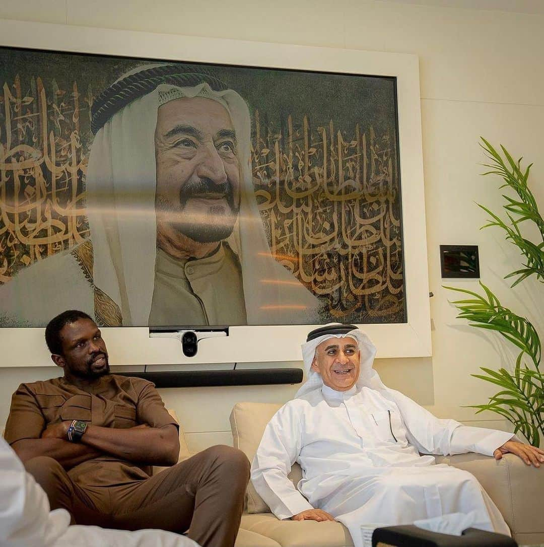 ルオル・デンさんのインスタグラム写真 - (ルオル・デンInstagram)「His Excellency Issa Hilal Al-Hazami, Chairman of the Sharjah Sports Council, received in his office at the Council's headquarters Luol Deng President of the South Sudan Basketball Federation, where they discussed ways of cooperation between the two sides in various fields of the game in addition to organizing matches and teams' preparation camps.  South Sudanese teams were also invited to participate in the The Sharjah International Championship for the ages which will be held in its third edition next December. At the end of the meeting, shields were exchanged and souvenir photos were taken.」5月18日 6時13分 - luoldeng9