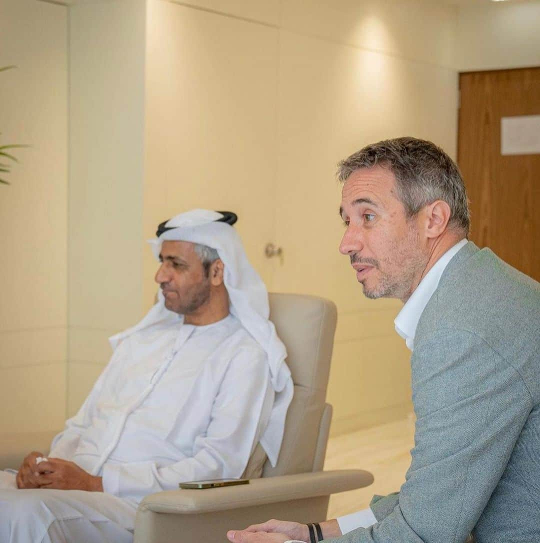 ルオル・デンさんのインスタグラム写真 - (ルオル・デンInstagram)「His Excellency Issa Hilal Al-Hazami, Chairman of the Sharjah Sports Council, received in his office at the Council's headquarters Luol Deng President of the South Sudan Basketball Federation, where they discussed ways of cooperation between the two sides in various fields of the game in addition to organizing matches and teams' preparation camps.  South Sudanese teams were also invited to participate in the The Sharjah International Championship for the ages which will be held in its third edition next December. At the end of the meeting, shields were exchanged and souvenir photos were taken.」5月18日 6時13分 - luoldeng9