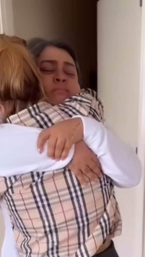 Preta Gilのインスタグラム：「Acordei e ela estava na sala me esperando @loracarola veio me ver de surpresa !!!! Te amo infinito, tava morrendo de saudade dela !!!! #amizade」