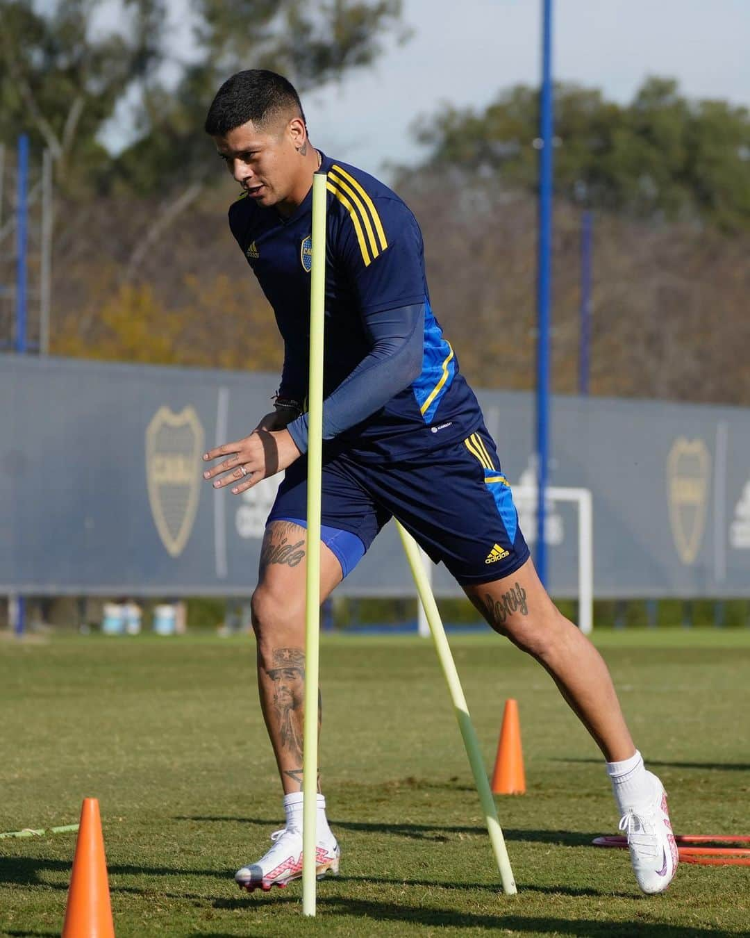 マルコス・ロホのインスタグラム：「Se sigue 💪🏾 💙💛💙」